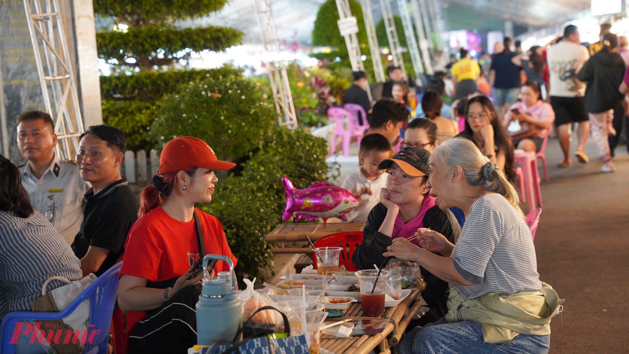 Trong ảnh chị Gia đình chị Nguyễn Thị Thanh Nguyệt (ngụ phường Chánh Hưng) có mặt từ sớm để tham quan và thưởng thức các món ăn. “Không khí rất vui tươi, náo nhiệt. Gia đình tôi vừa vào đã thử gần 10 món, ấn tượng nhất là các món hải sản, ốc rất tươi. Các gian hàng được tổ chức chuyên nghiệp, phục vụ chu đáo”, chị Nguyệt chia sẻ.