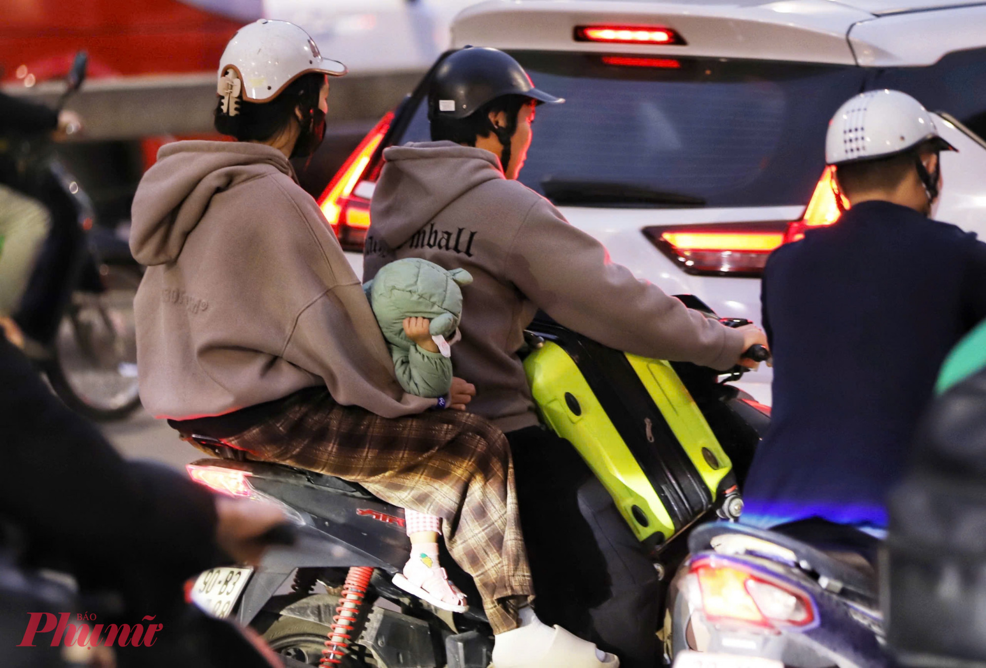 Trẻ em ngủ gục trên xe máy cùng bố mẹ về quê nghỉ Tết Dương lịch 2026.