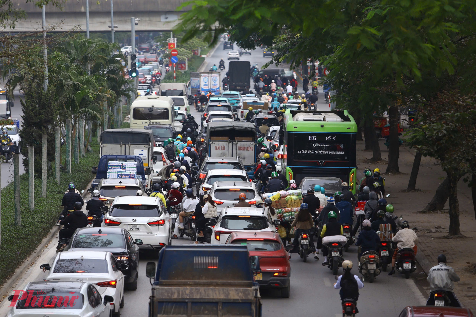 Dòng phương tiện ken đặc, di chuyển chậm chạp trên đường Nguyễn Hoàng.