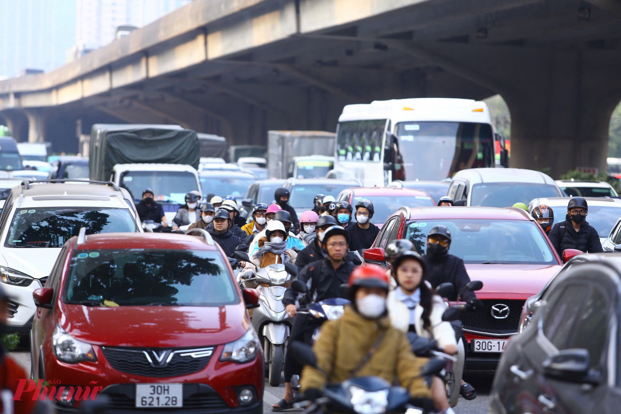 Dòng phương tiện từ nội đô Hà Nội ồ ạt hướng ra các tuyến cửa ngõ để về quê nghỉ Tết, khiến giao thông tại một số khu vực khu vực, nhiều thời điểm  rơi vào tình trạng ùn ứ. 