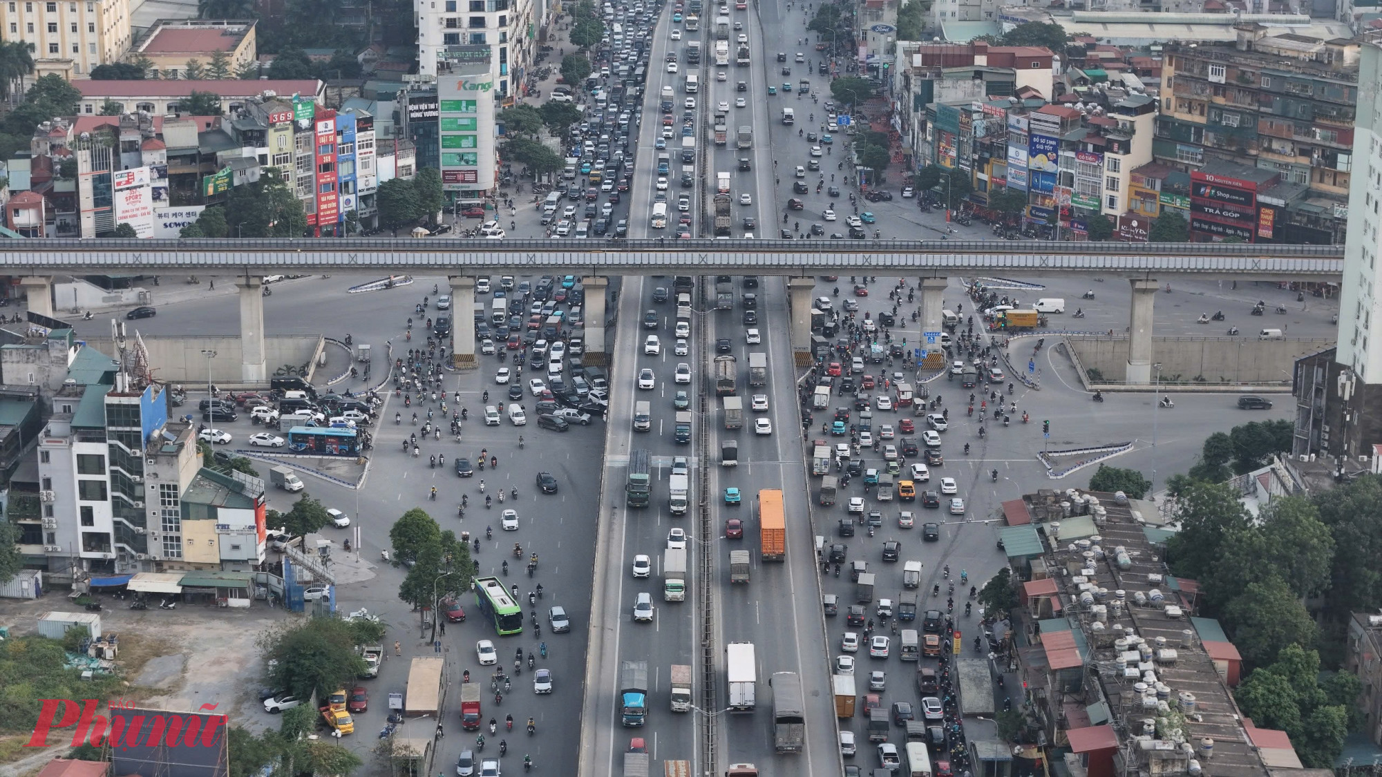 Chiều 31/12, sau khi kết thúc ngày làm việc cuối cùng của năm 2025, rất đông người dân, lao động tại Hà Nội hối hả trở về quê để bắt đầu kỳ nghỉ Tết dương lịch.