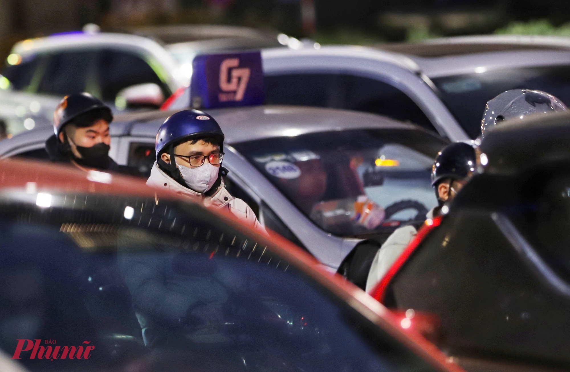 Nhiều người tỏ ra mệt mỏi khi phải chờ đến 3-4 nhịp đèn mới có thể di chuyển qua một đoạn đường.