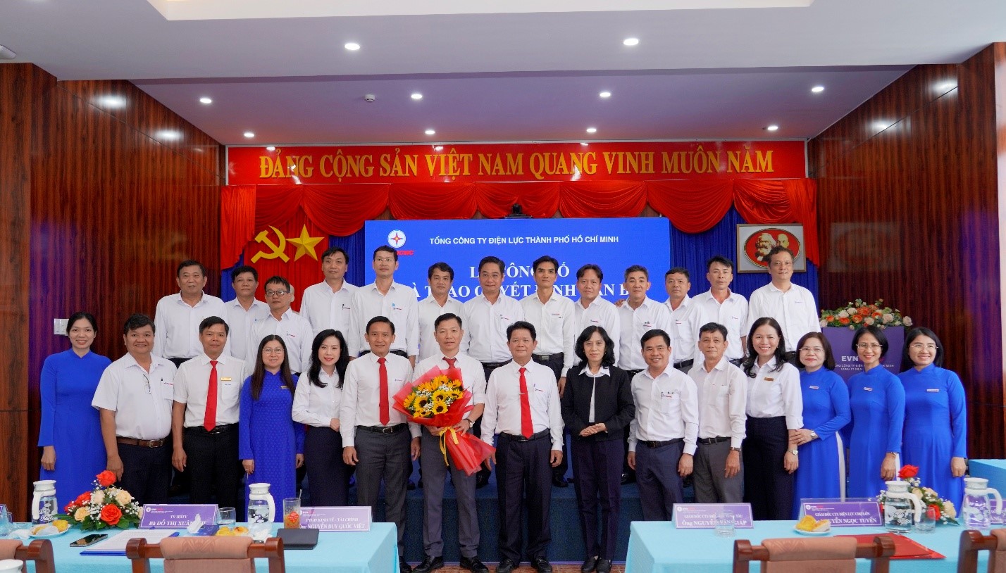 Ban lãnh đạo EVNHCMC và đại diện Công ty Điện lực Vũng Tàu - Ảnh: EVNHCMC