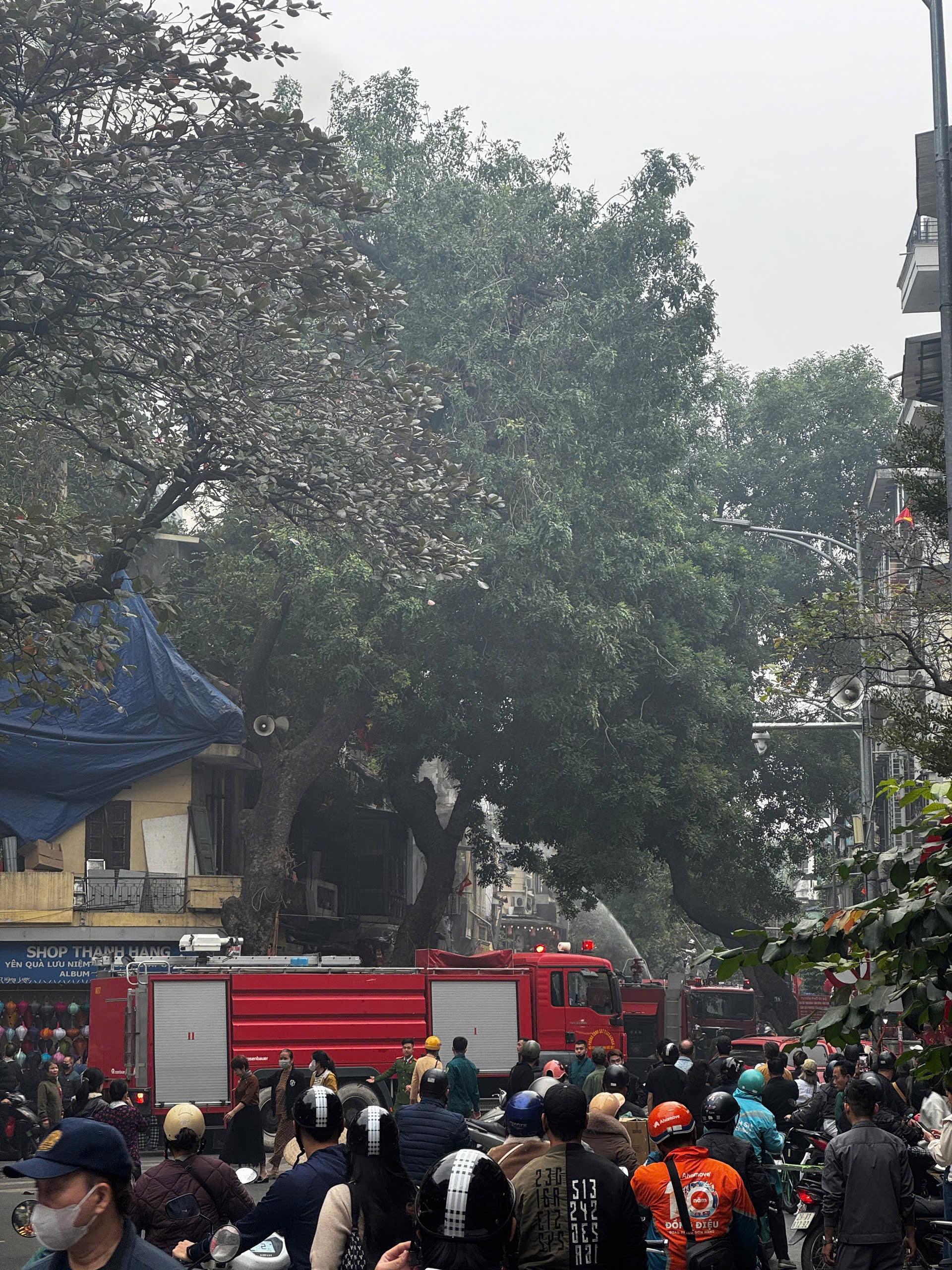 Lực lượng chức năng nhanh chóng có mặt khống chế hoả hoạn. Ảnh: T.L