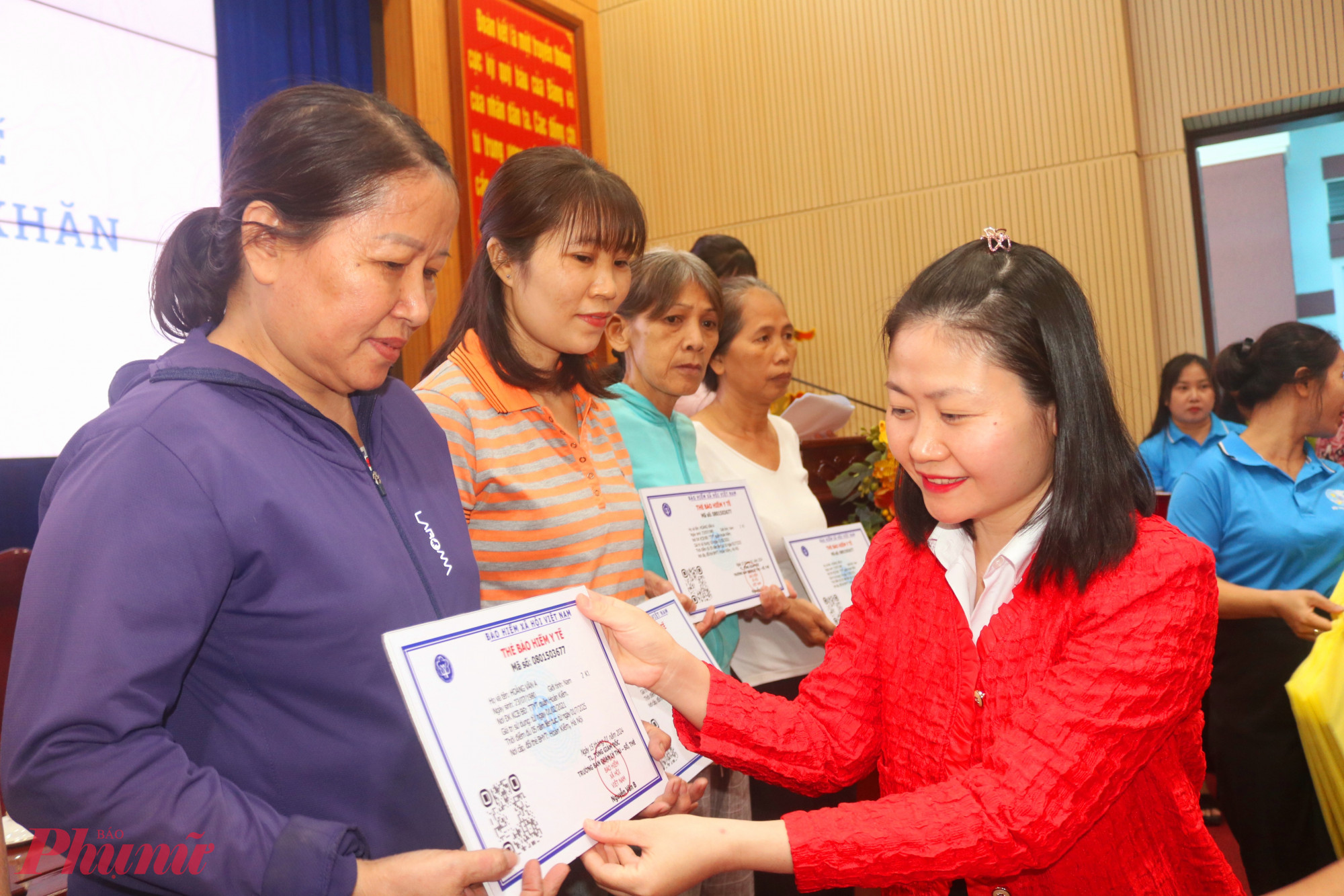 Tại hội nghị tổng kết, Hội LHPN phường Dĩ An phối hợp Bảo hiểm xã hội Dĩ An tặng 20 thẻ bảo hiểm y tế cho phụ nữ có hoàn cảnh khó khăn. Trong ảnh, bà Lê Thị Diệu Hường – Phó giám đốc Bảo hiểm xã hội cơ sở Dĩ An – trao bảng tượng trưng thẻ bảo hiểm y tế đến các chị - Ảnh: Mẫn Nhi