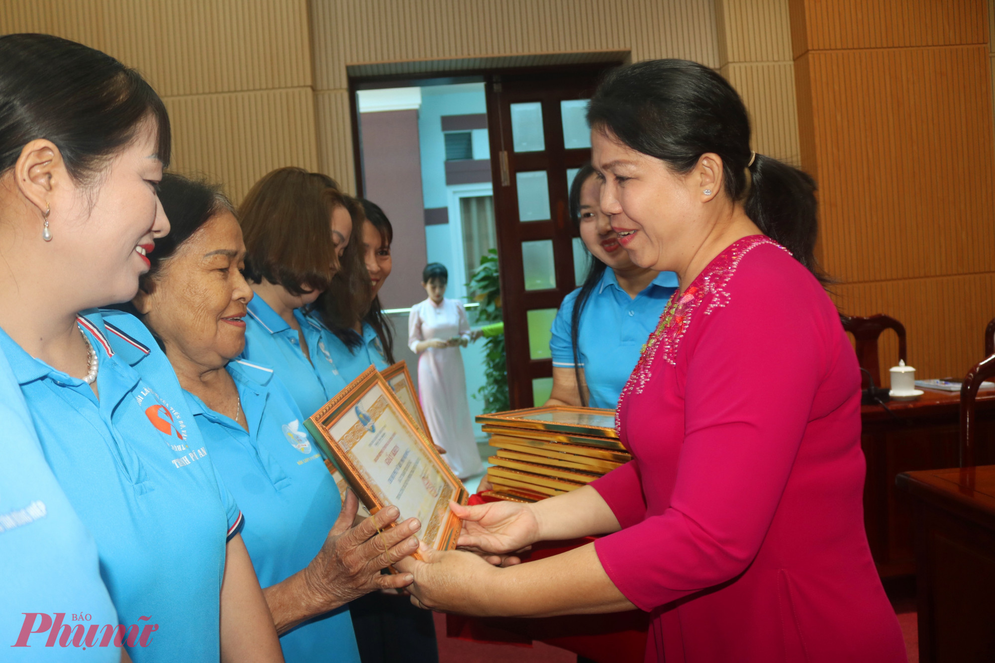 Hội LHPN phường Dĩ An tặng giấy khen cho 22 tập thể có thành tích xuất sắc trong hoạt động hội năm 2025 (trong đó, Chi hội Phụ nữ khu phố Bình Đường 1 dẫn đầu). Trong ảnh, bà Dương Thị Thùy Trang – Phó chủ tịch Ủy ban MTTQ Việt Nam phường Dĩ An, Chủ tịch Hội LHPN phường – trao giấy khen đến đại diện các tập thể - Ảnh: Mẫn Nhi