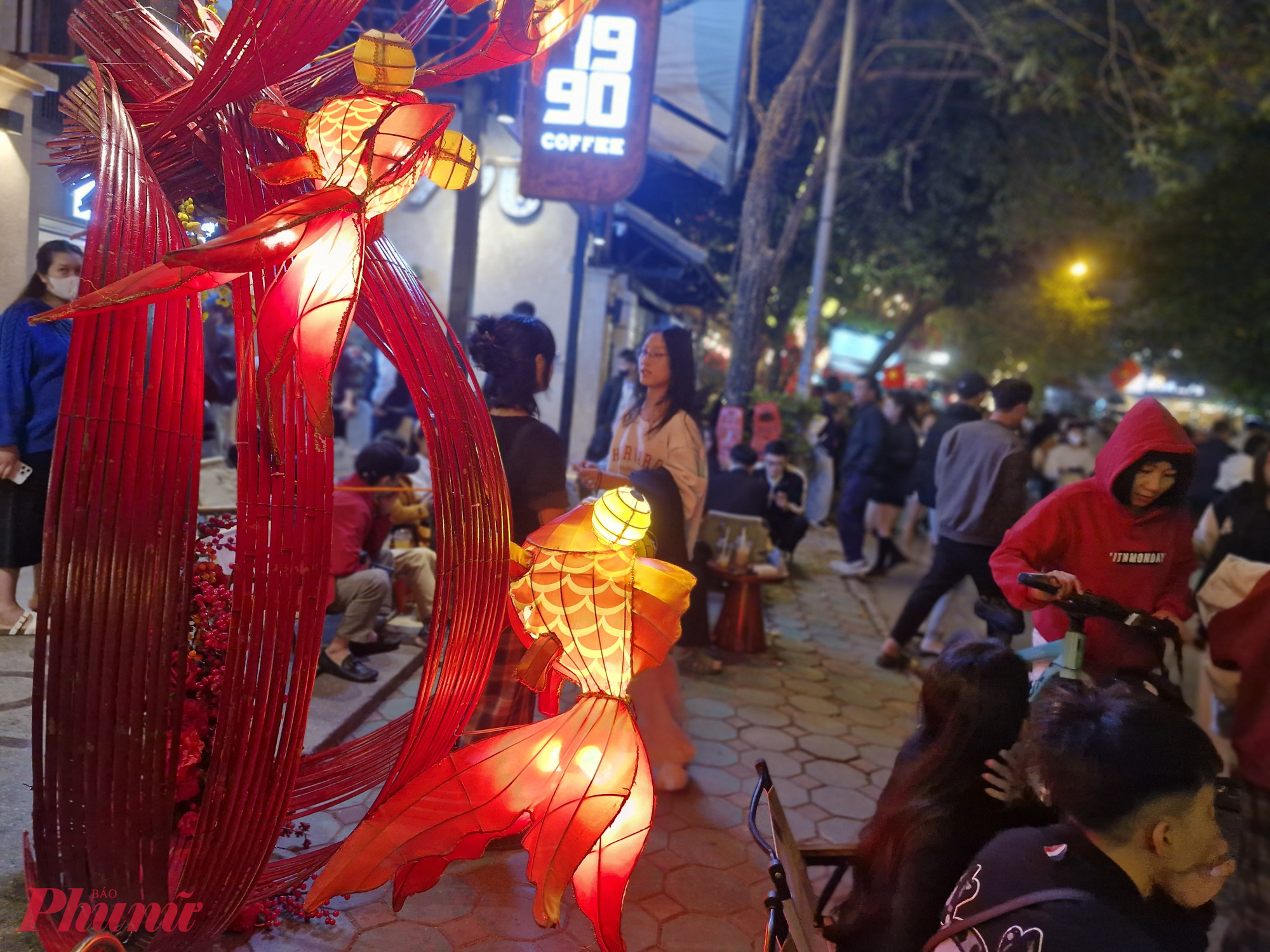 Nhiều gia đình, nhóm bạn đến sớm từ tối để giữ chỗ đẹp, tránh chen lấn lúc cận giờ.