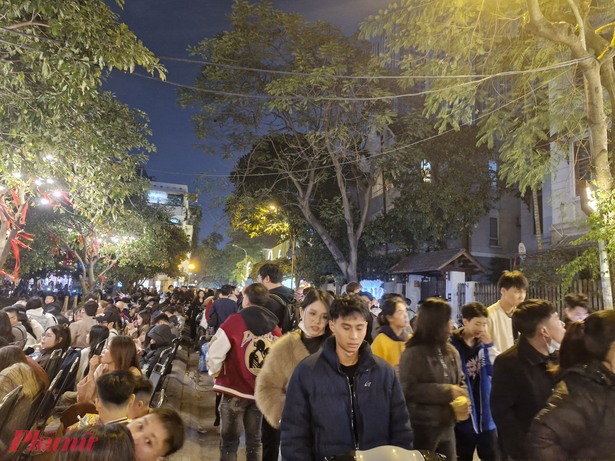 Đây là một trong 5 điểm được TP bố trí bắn pháo hoa chào năm mới. Dòng người đổ về đây ngày càng đông.