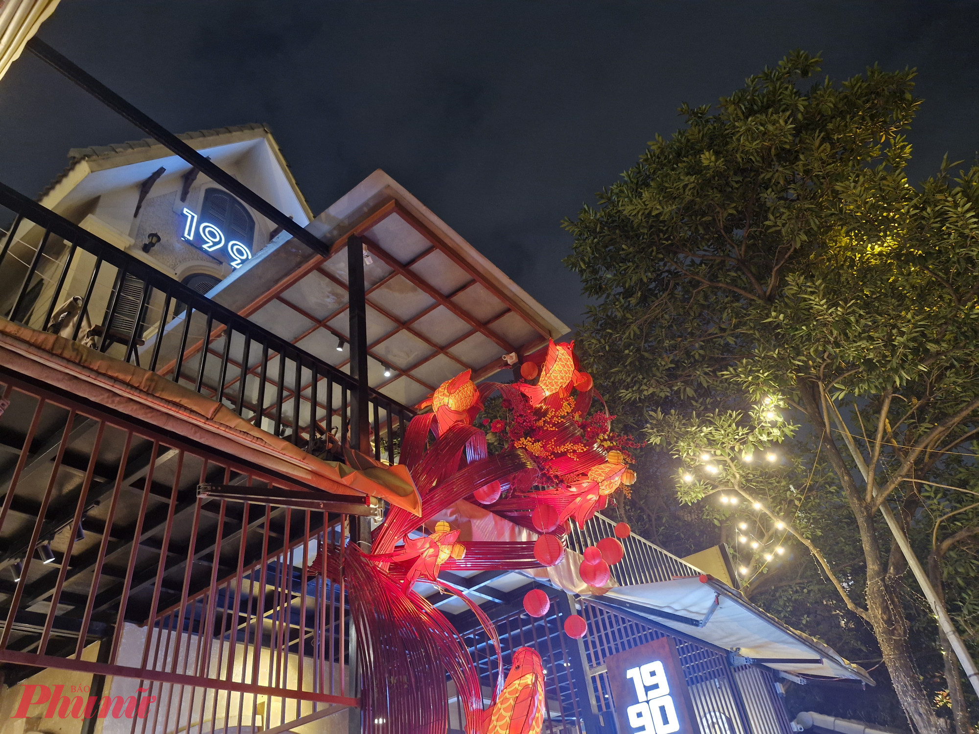 Khu sân tầng 2 nhìn thẳng ra hồ được xem là “đắc địa”, giá từ 400.000–500.000 đồng/người.