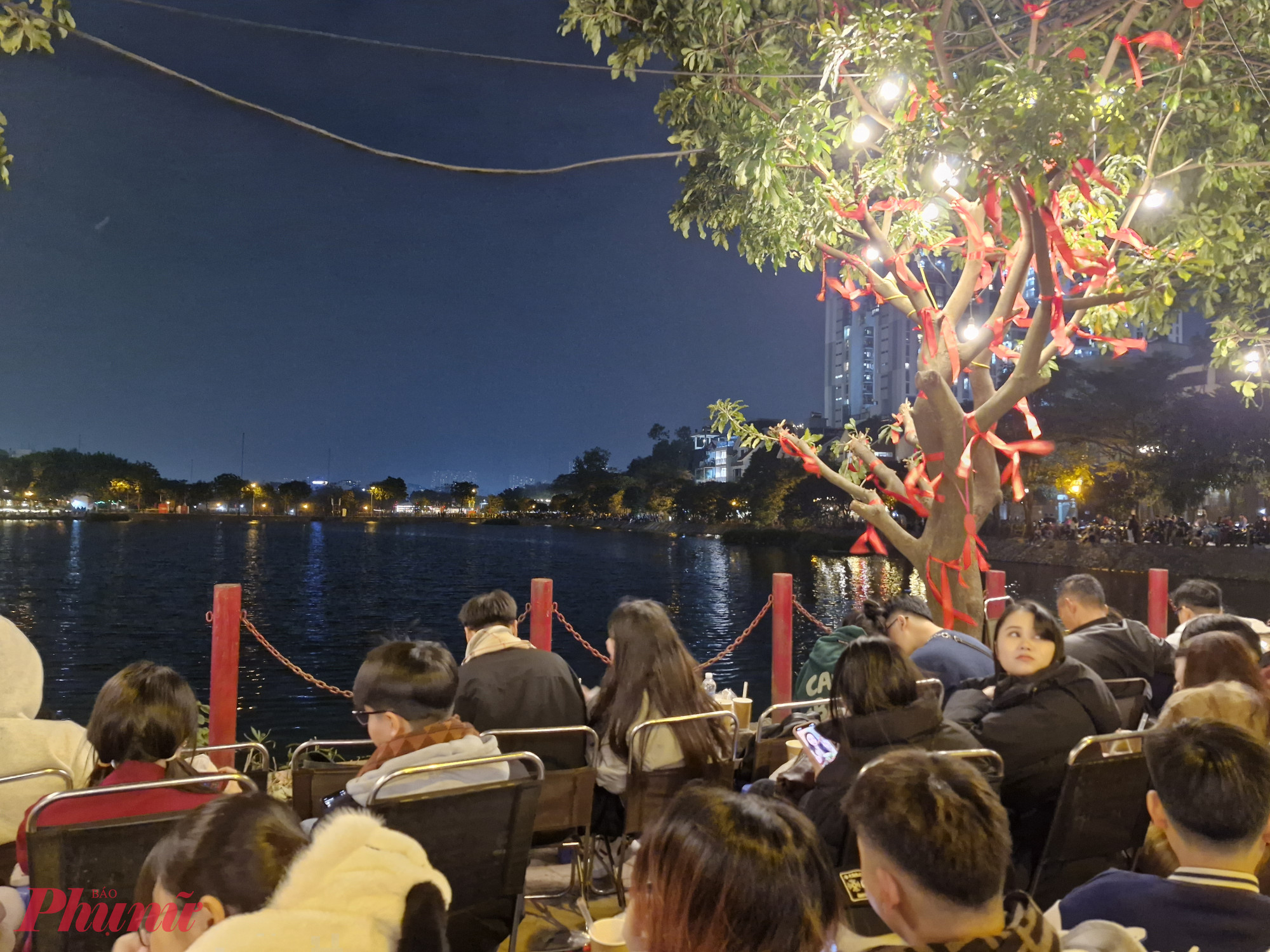 Giá chỗ ngồi trong nhà khoảng 100.000 đồng/người, khu vực ngoài trời 200.000 đồng/người.