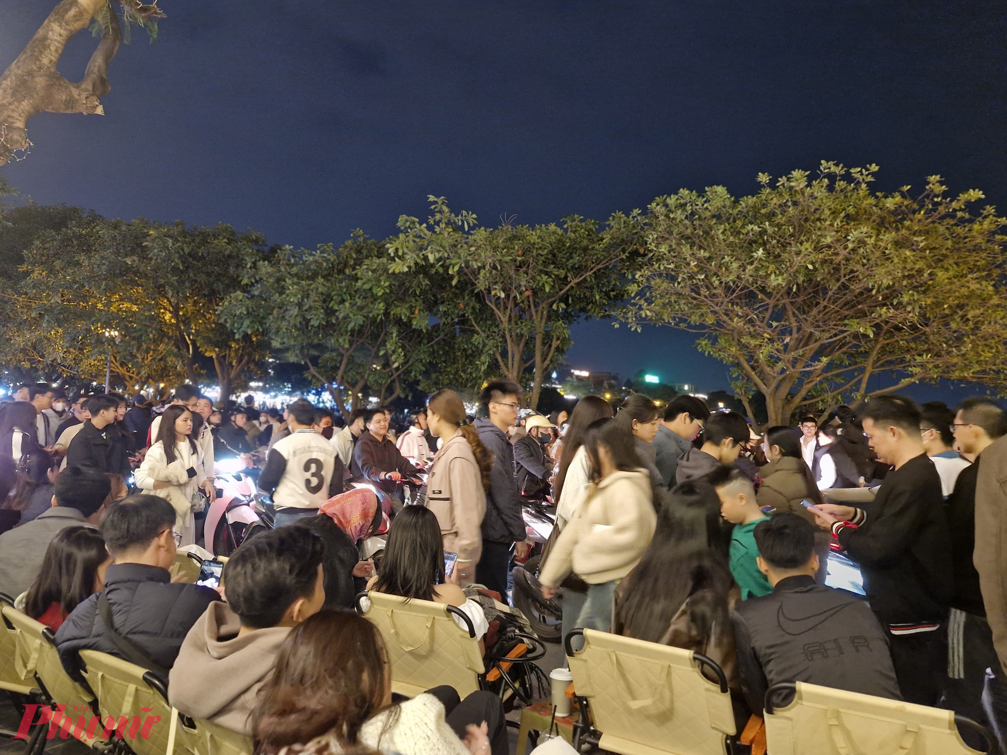 Càng sát thời khắc giao thừa, không khí tại khu vực này càng rộn ràng, háo hức chờ đón năm mới.