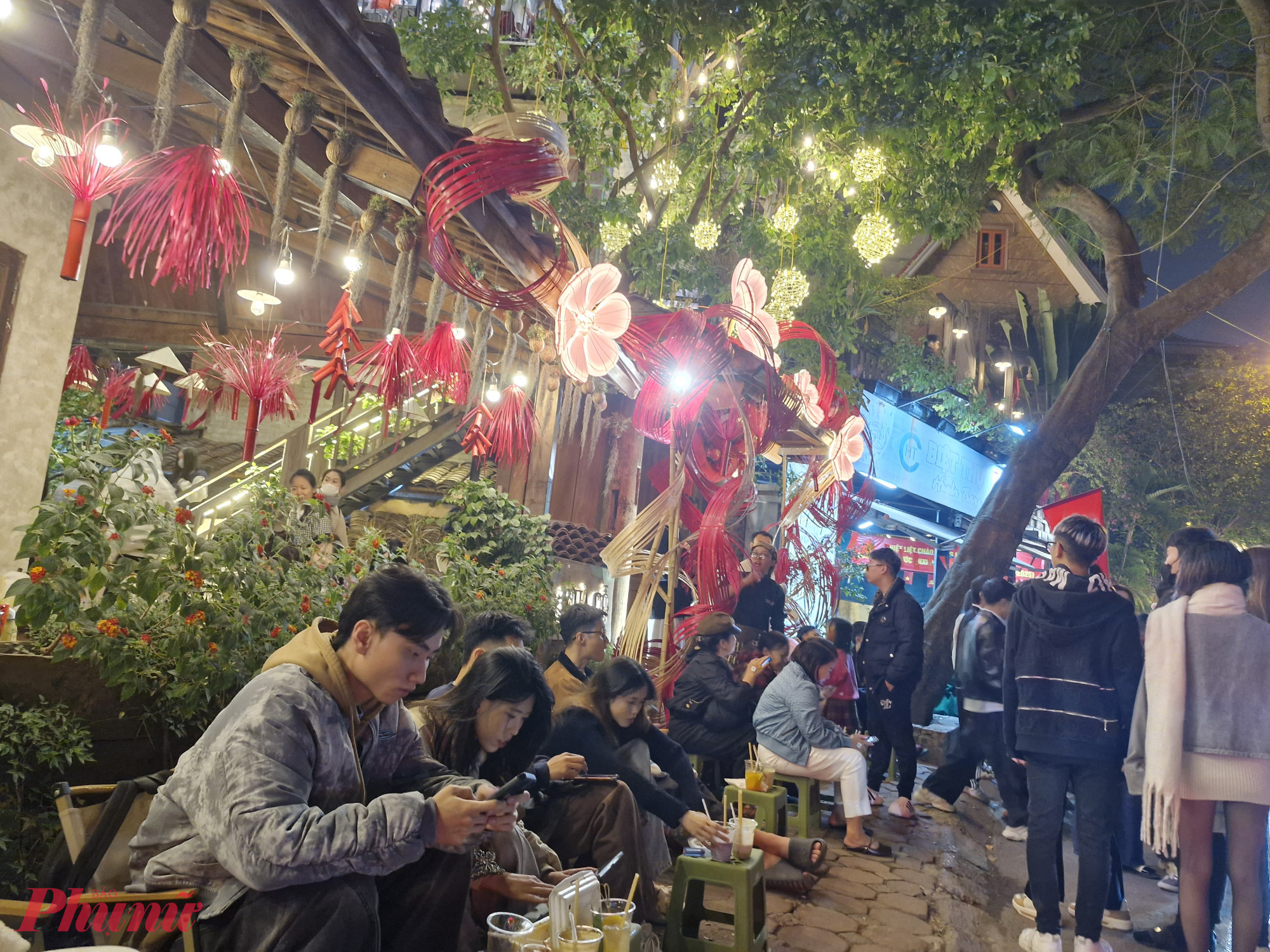 Chị Hoa Thanh (Đại Mỗ) cho biết gia đình có 8 người, tổng chi phí khoảng 1,6 triệu đồng. • “Chúng tôi đến từ 9 giờ tối, chờ đến 0 giờ xem pháo hoa; tuy hơi tốn nhưng đổi lại là khoảnh khắc quây quần”, chị chia sẻ.