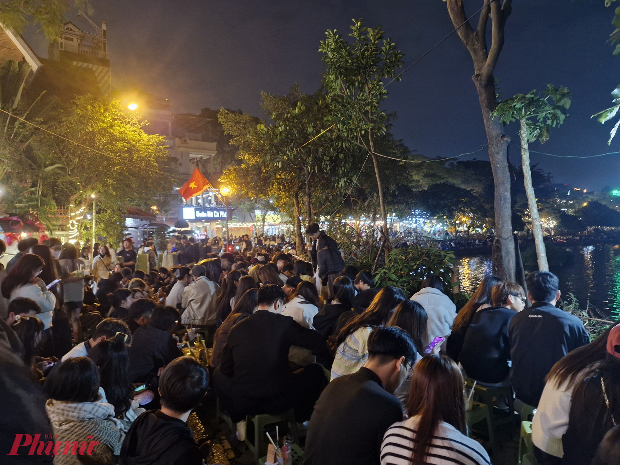 Mỗi suất đều kèm theo một phần nước uống, khách được ngồi cố định chờ đến giờ bắn pháo hoa.