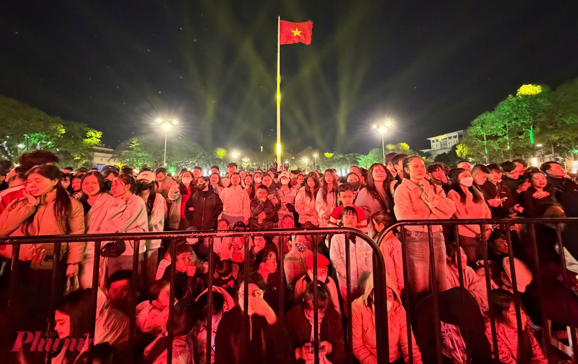 Người dân háo hức, chờ đợi khoảnh khắc chuyển giao giữa năm cũ và năm mới