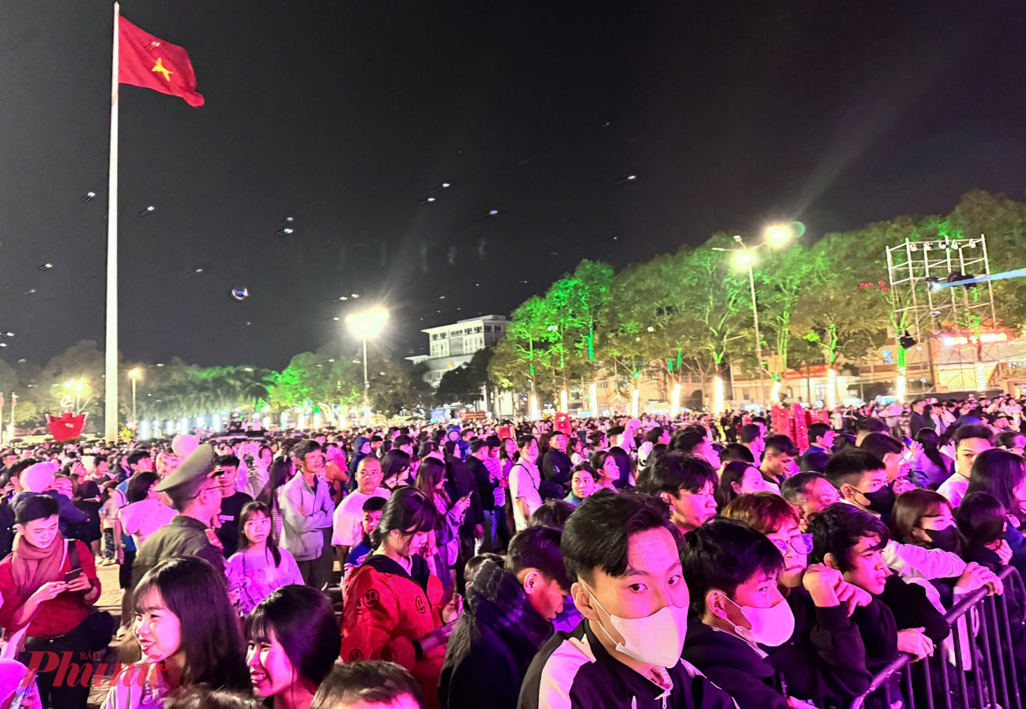 Không khí tại Quảng trường 10/3 trong đêm cuối năm 2025 trở nên vô cùng nhộn nhịp và ấm áp