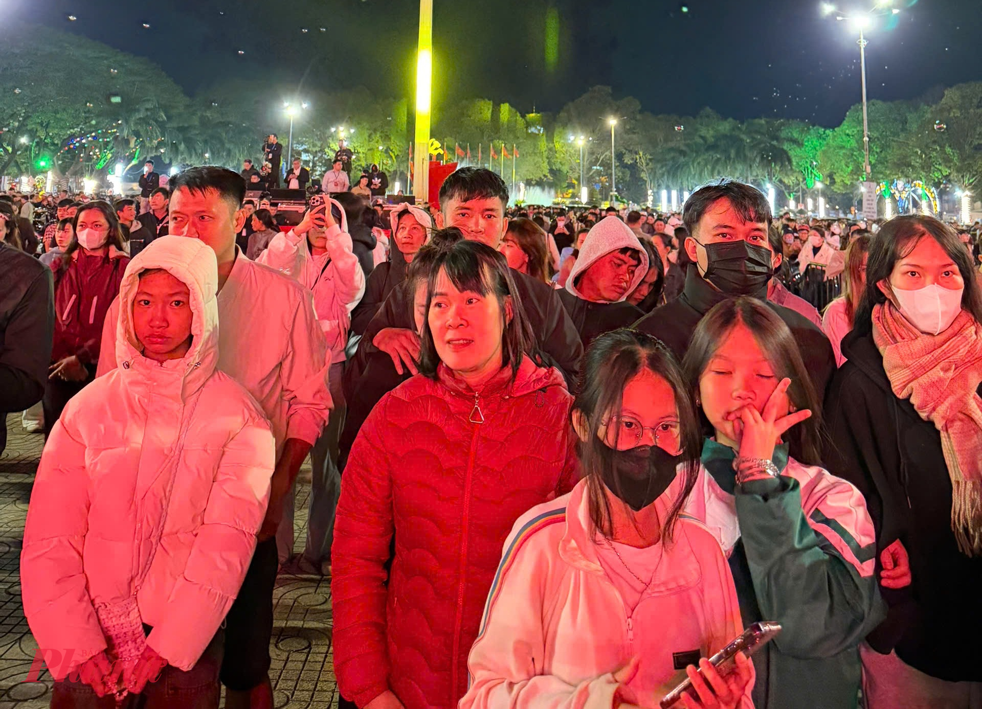 Nhiều bạn trẻ tranh thủ đến sớm để chọn vị trí đẹp, ghi lại những khoảnh khắc đáng nhớ trong đêm cuối cùng của năm 2025