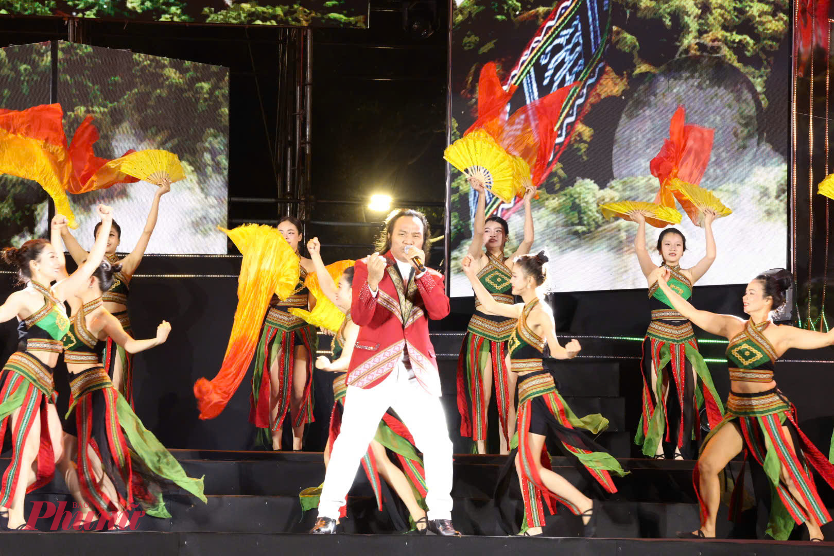 Chương trình có sự tham gia của các ca sĩ, ban nhạc, nhóm múa, DJ và lực lượng biểu diễn chuyên nghiệp 