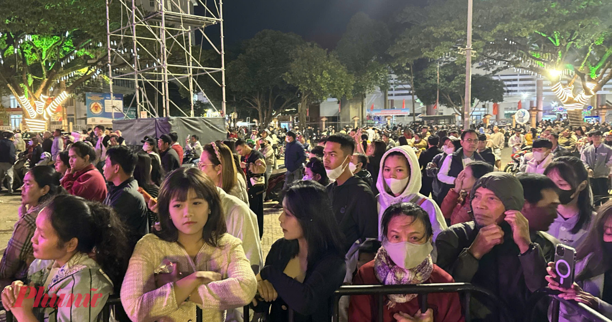 Ngay từ chập tối, hàng trăm người dân từ nhiều địa phương trên địa bàn tỉnh Đắk Lắk đã rộn ràng đổ về Quảng trường 10/3 