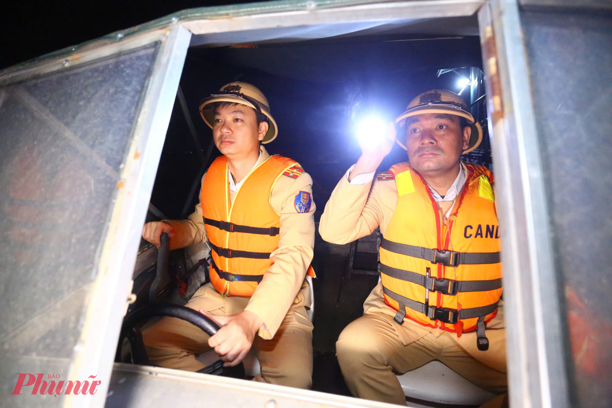 Bên cạnh việc kiểm tra các phương tiện hoạt động ban đêm, tổ công tác tập trung rà soát hệ thống báo hiệu đường thủy như đèn tín hiệu, cọc tiêu, phao tiêu, mốc giới luồng chạy tàu, kịp thời phát hiện những vị trí hư hỏng, khuất tầm nhìn có nguy cơ mất an toàn để kiến nghị khắc phục. 