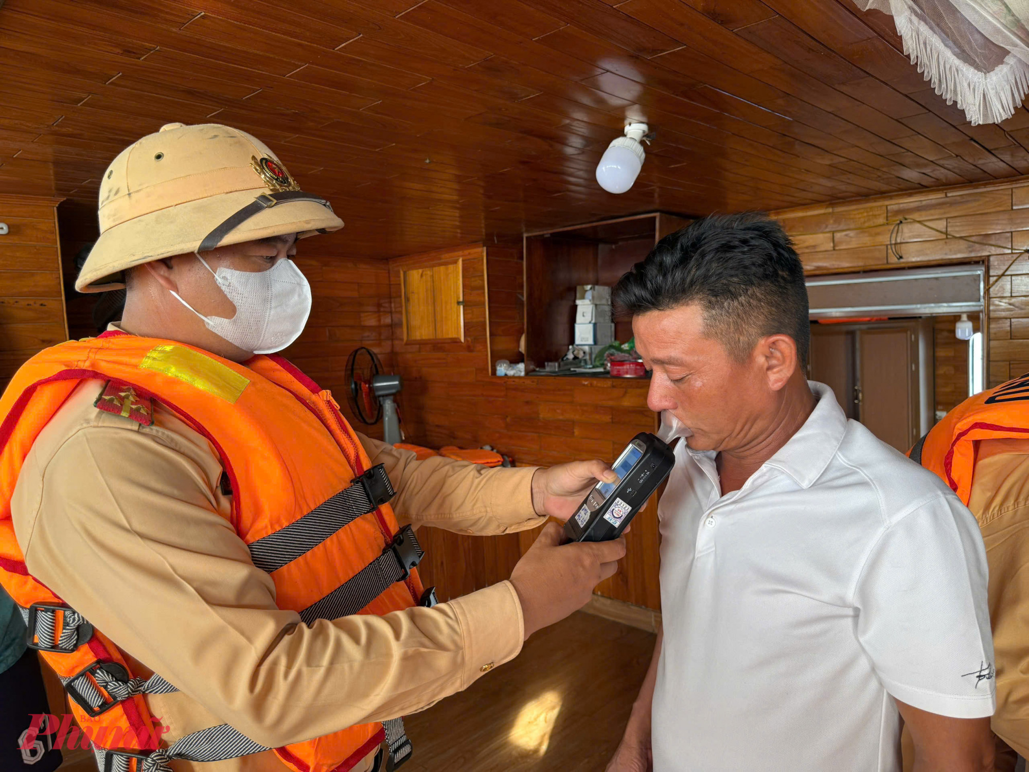 Cảnh sát kiểm tra nồng độ cồn đối với tất cả các tàu thuyền lưu thông trên sông vào ban đêm.