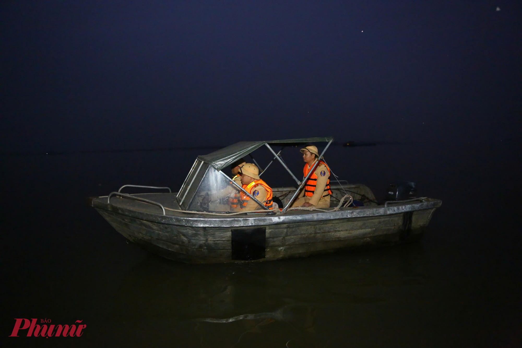 Trong điều kiện sương dày, gió lạnh, việc duy trì nghiêm túc quy trình tuần tra, kiểm soát thể hiện rõ tính kỷ luật, sự chuẩn mực trong từng thao tác nghiệp vụ của lực lượng làm nhiệm vụ.