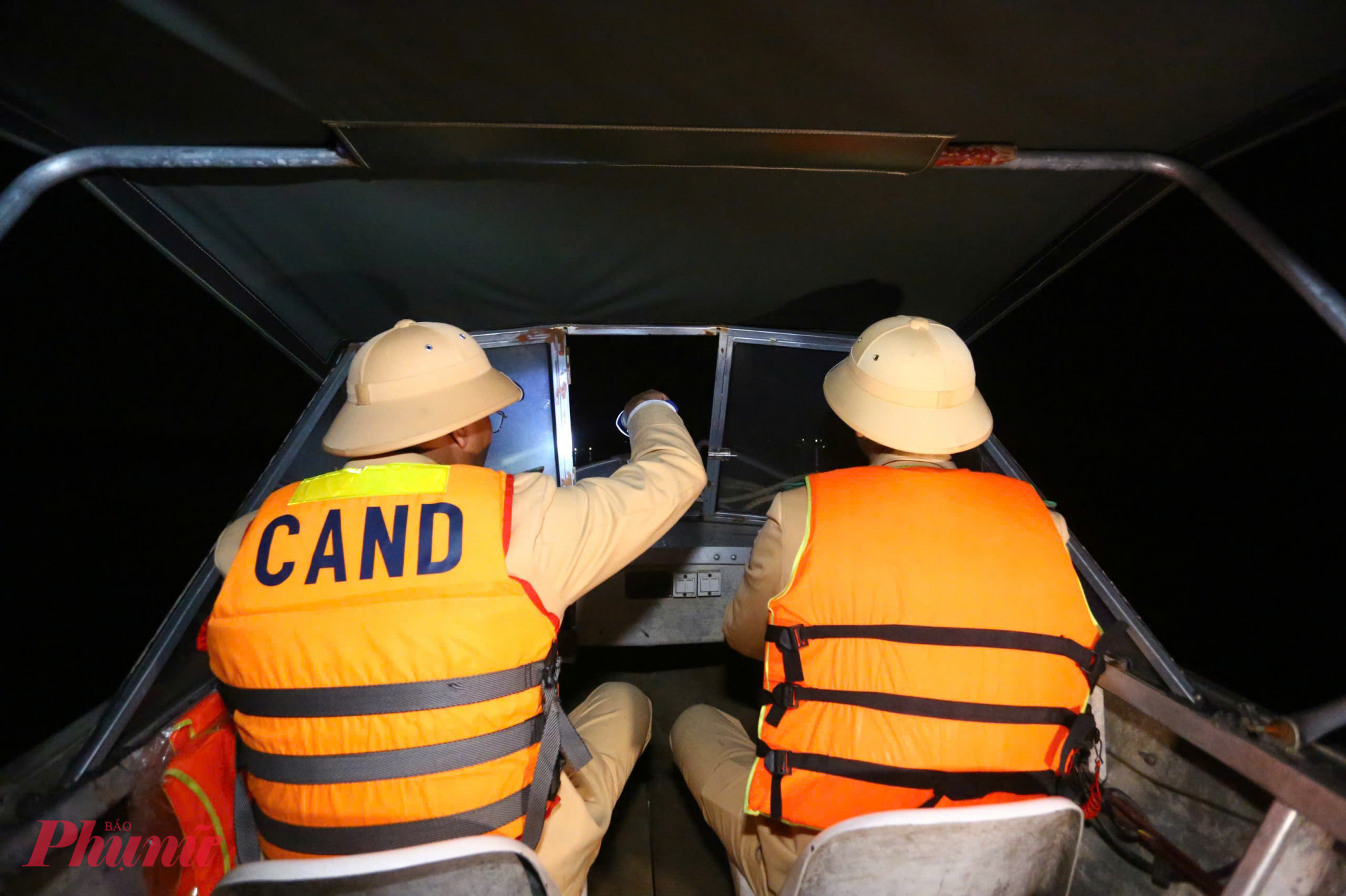 Thiếu Tá Nguyễn Tuấn Anh, Đội trưởng Đội Cảnh sát đường thủy số 1, cho biết việc bám sát địa bàn, gắn bó với người dân là yêu cầu xuyên suốt trong quá trình thực hiện nhiệm vụ. “Làm nhiệm vụ trên sông không chỉ là kiểm tra, xử lý vi phạm mà còn phải hiểu đời sống của bà con để vừa bảo đảm an toàn, vừa tạo sự đồng thuận, tranh thủ sự hỗ trợ của quần chúng nhân dân”, Thiếu Tá Nguyễn Tuấn Anh chia sẻ.