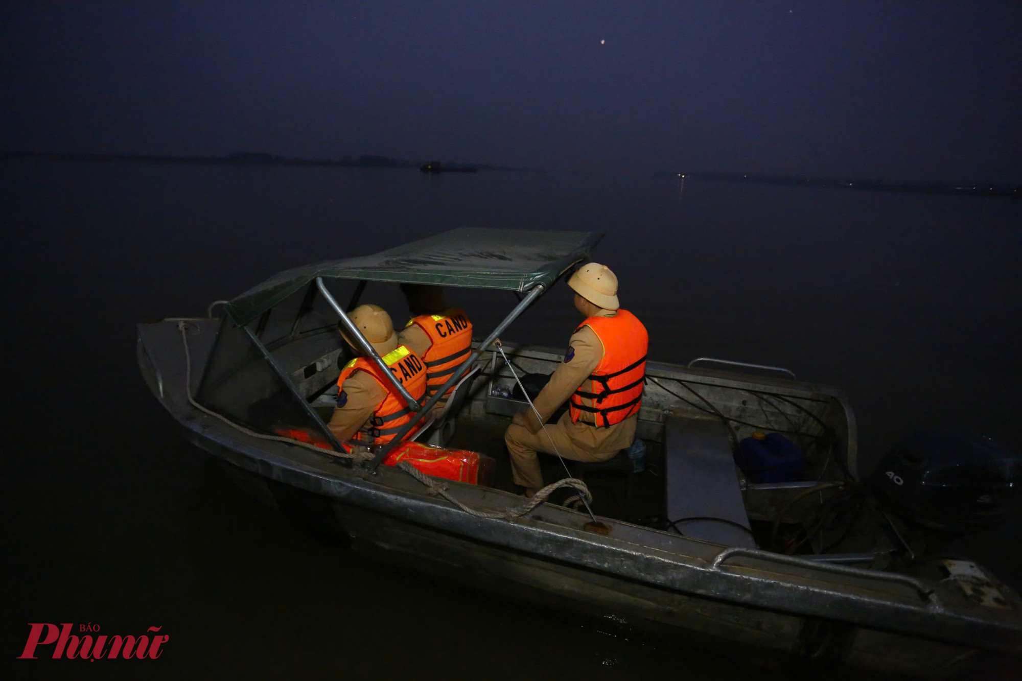 Trên dòng sông Hồng về đêm, những ca tuần tra của Đội Cảnh sát đường thủy số 1 vẫn lặng lẽ tiếp diễn. Giữ nghiêm kỷ luật trong từng nhiệm vụ, trung thành với trách nhiệm bảo đảm bình yên sông nước và gần dân từ những việc làm giản dị, lực lượng Cảnh sát đường thủy đang góp phần để mùa xuân đến sớm hơn nơi những xóm chài ven sông.