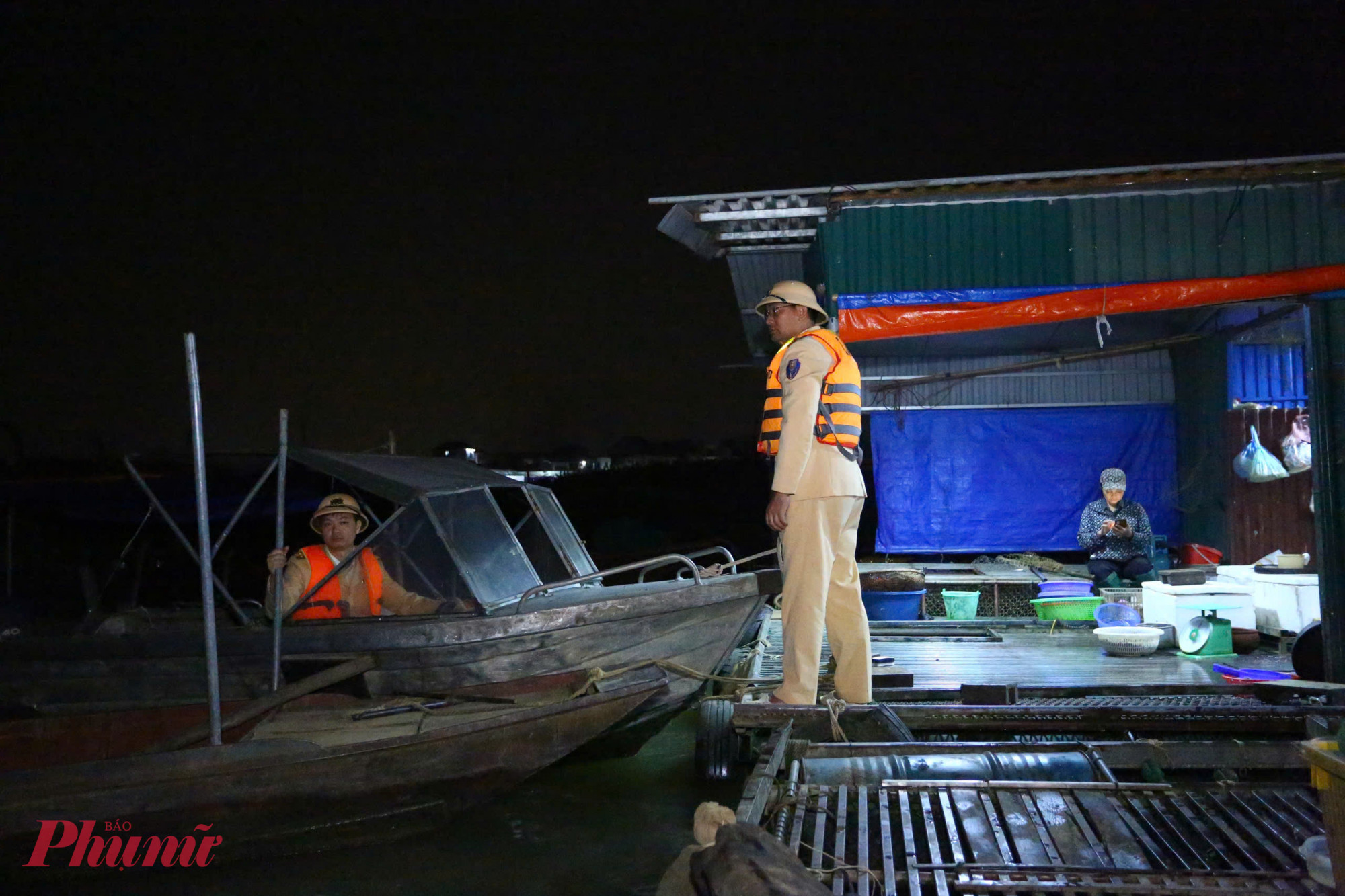 Dọc các xóm chài ven sông, hình ảnh ca nô tuần tra của Cảnh sát đường thủy xuất hiện trong đêm đã trở nên quen thuộc. Những lời hỏi han ngắn gọn, sự hỗ trợ kịp thời từ bình nước ngọt, giúp sạc bình ắc quy, tiếp thêm can dầu khi cần thiết… là những việc làm nhỏ nhưng mang lại sự ấm áp, tin cậy cho bà con sinh sống trên sông.