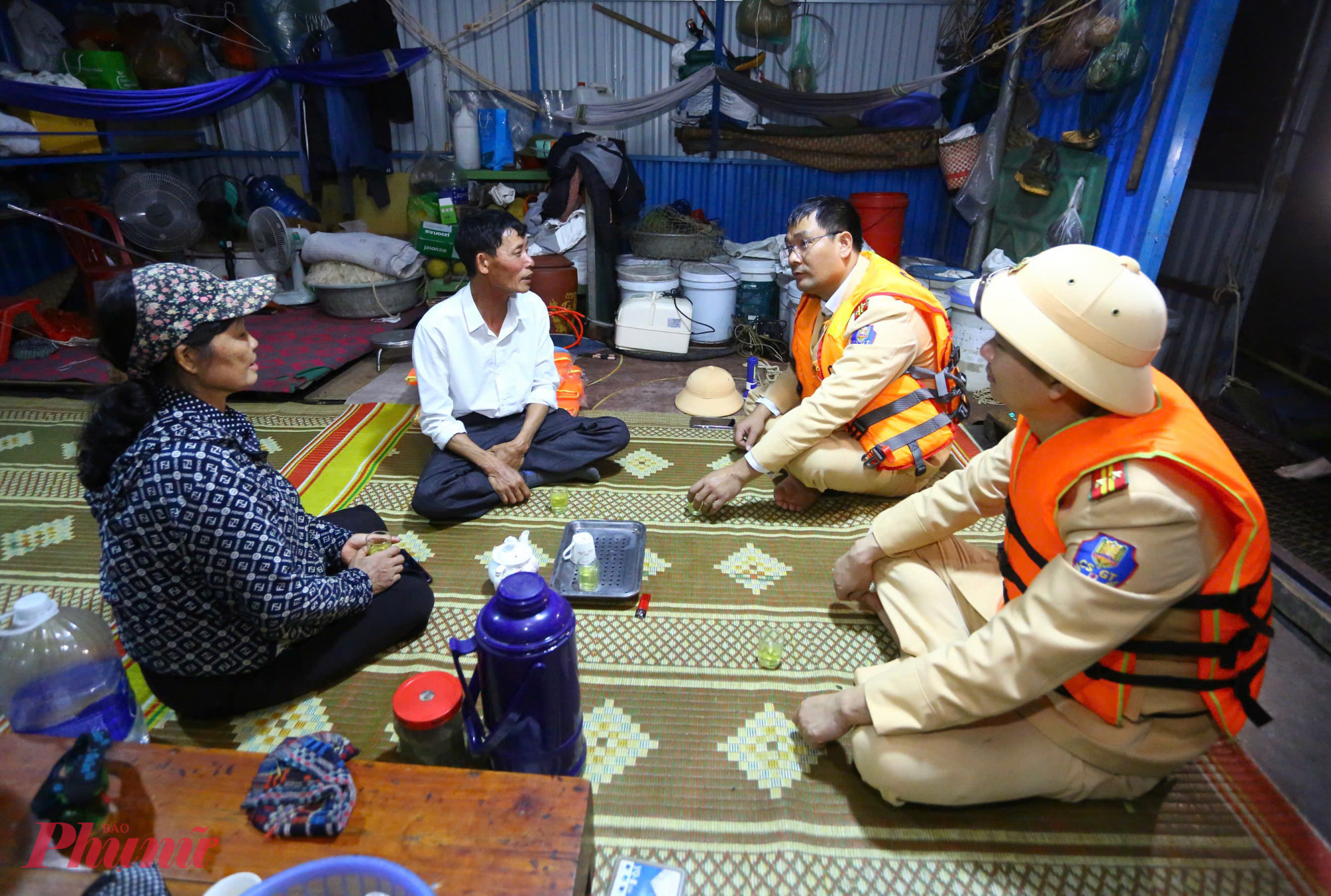 Trong lúc ca tuần tra tạm dừng ít phút, ca nô ghé vào một bè cá ven sông để nghỉ ngơi. Giữa cái lạnh của đêm cuối năm, ngụm trà nóng được chuyền tay, câu chuyện xoay quanh cuộc sống sông nước và mong ước một năm mới bình yên. Với bà con, đó là sự động viên tinh thần giản dị nhưng chân thành, nhất là trong những ngày giáp Tết.