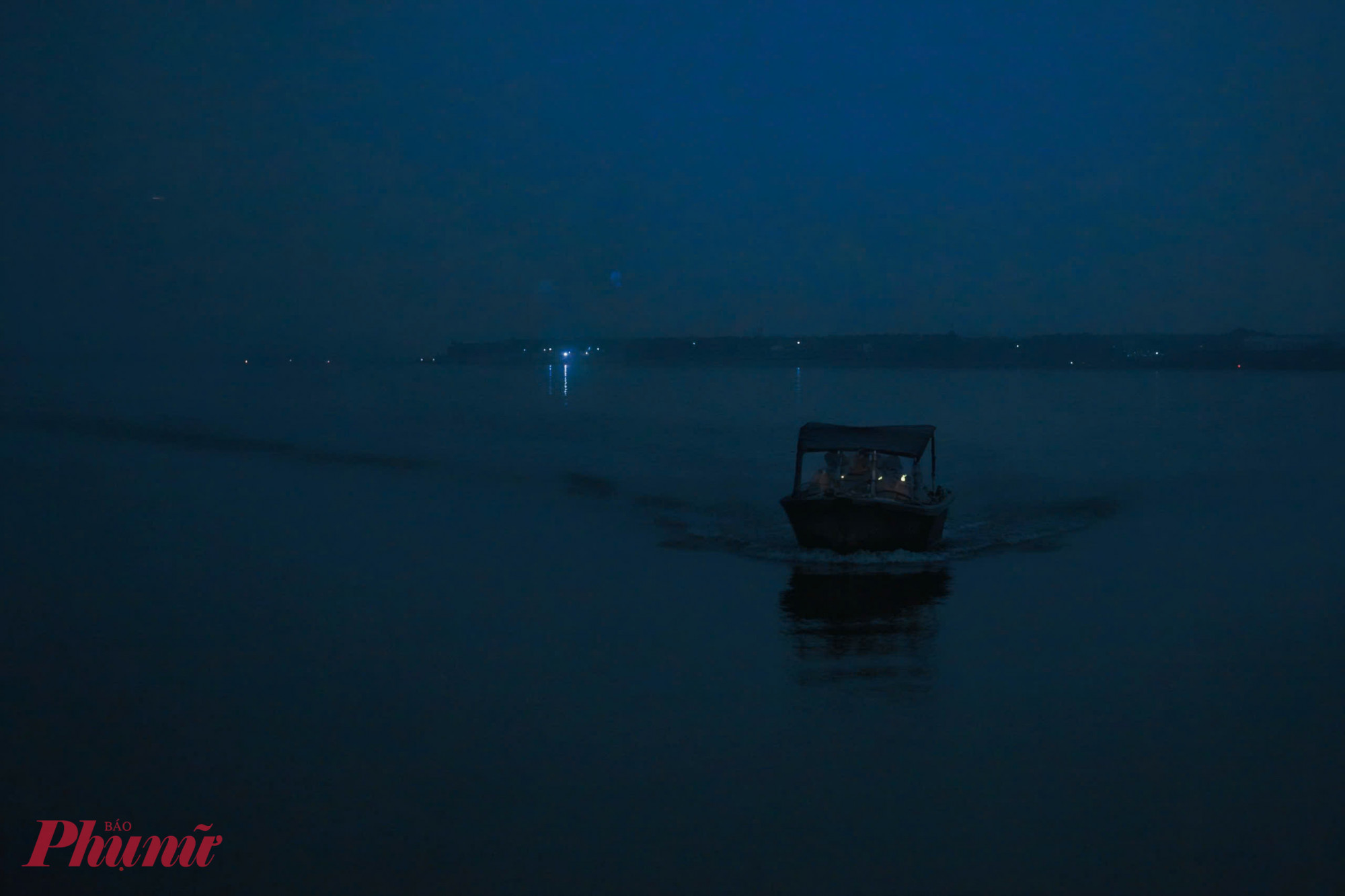 Ca nô rẽ nước chậm rãi, kiểm soát từng đoạn sông, từng khu vực có phương tiện neo đậu, sinh sống. 