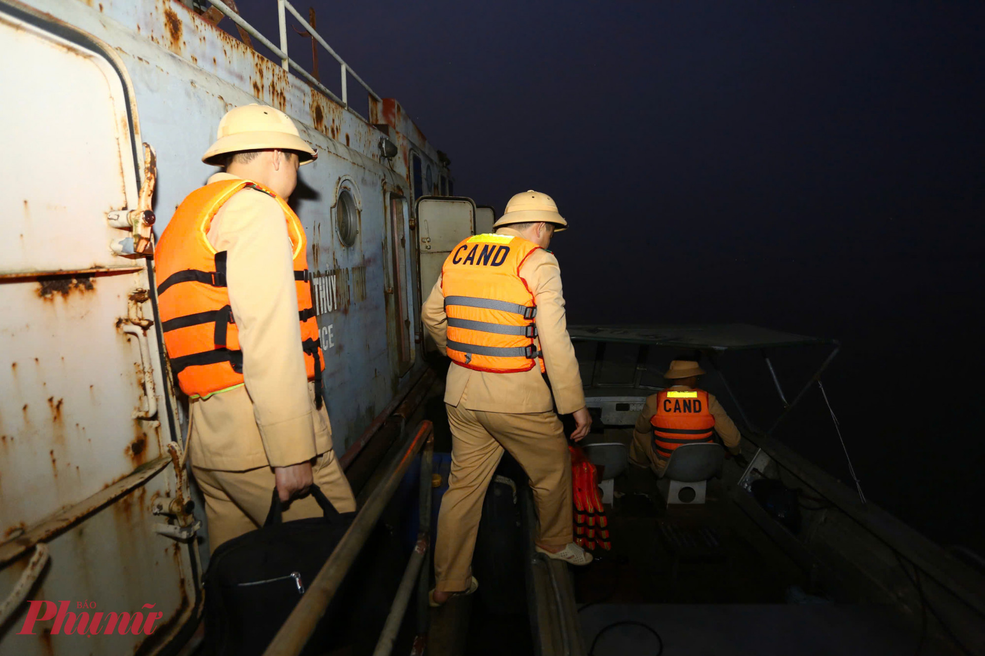 Đêm buông xuống trên sông Hồng, mặt nước trải dài hun hút, ánh đèn đô thị dần lùi xa, nhường chỗ cho không gian tĩnh lặng đặc trưng của sông nước. Trong điều kiện ấy, ca tuần tra đêm 30/12/2025 của cán bộ, chiến sĩ Đội Cảnh sát đường thủy số 1 (Phòng Cảnh sát giao thông, Công an TP Hà Nội) bắt đầu. 