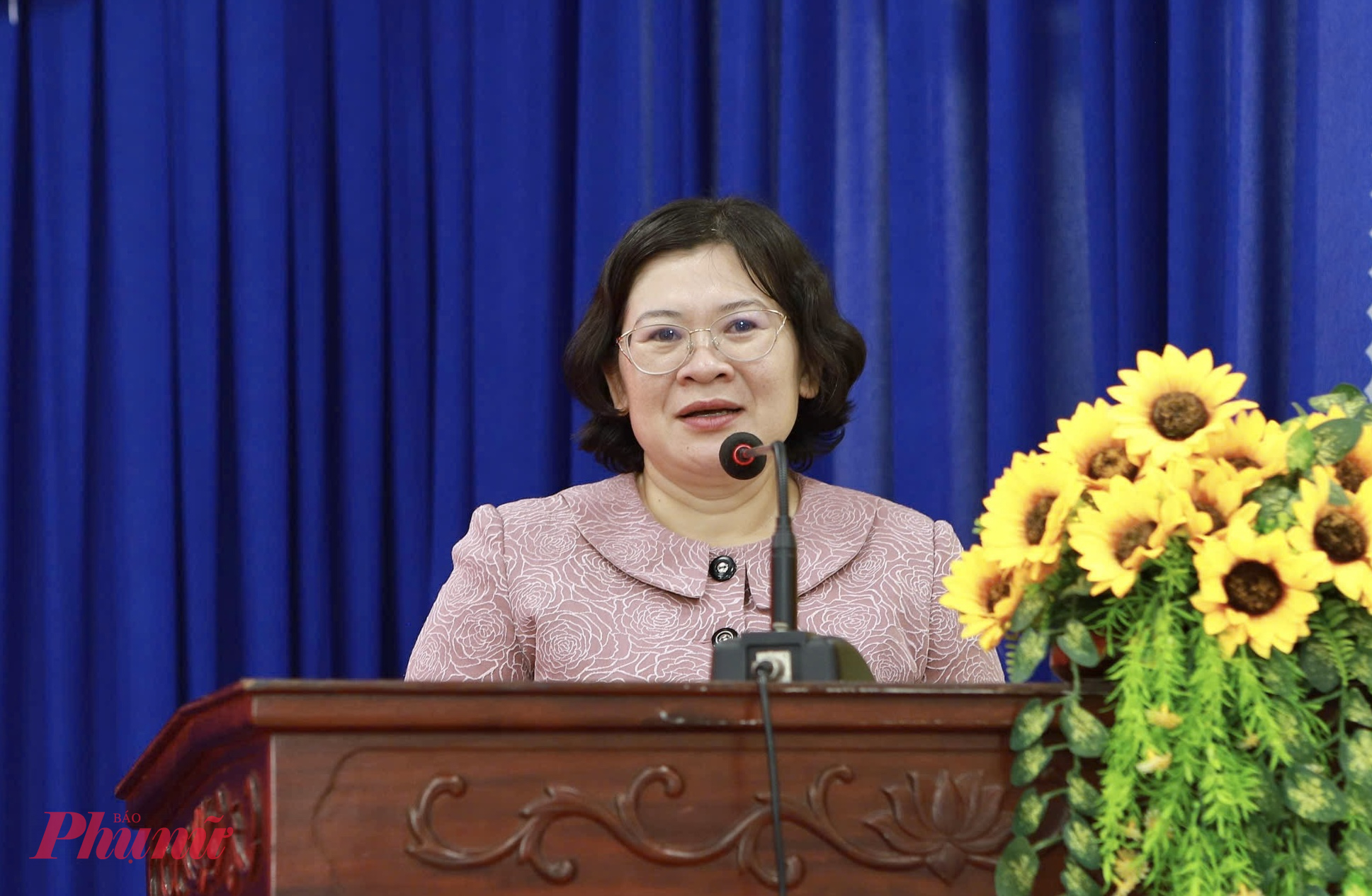 Bà Văn Thị Bạch Tuyết - Phó bí thư Thành ủy TPHCM phát biểu giao nhiệm vụ tại buổi lễ - Ảnh: T.T