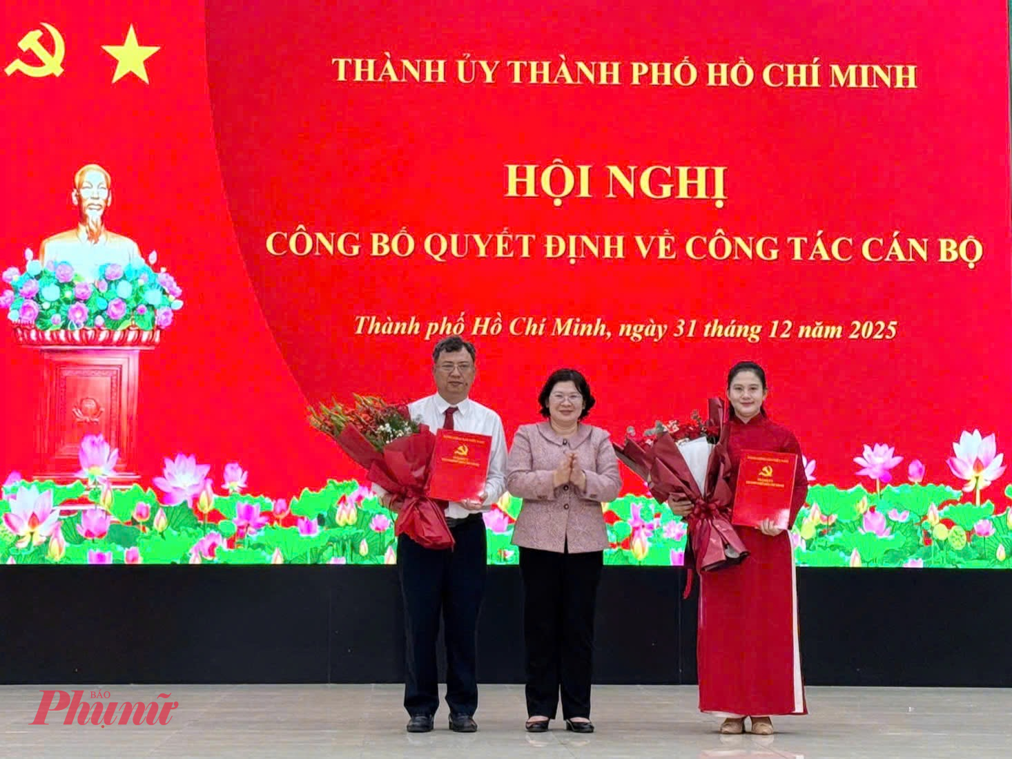 Phó bí thư Thành uỷ TPHCM Văn Thị Bạch Tuyết trao quyết định về công tác nhân sự tại phường Tân Khánh, TPHCM - Ảnh: T.T 