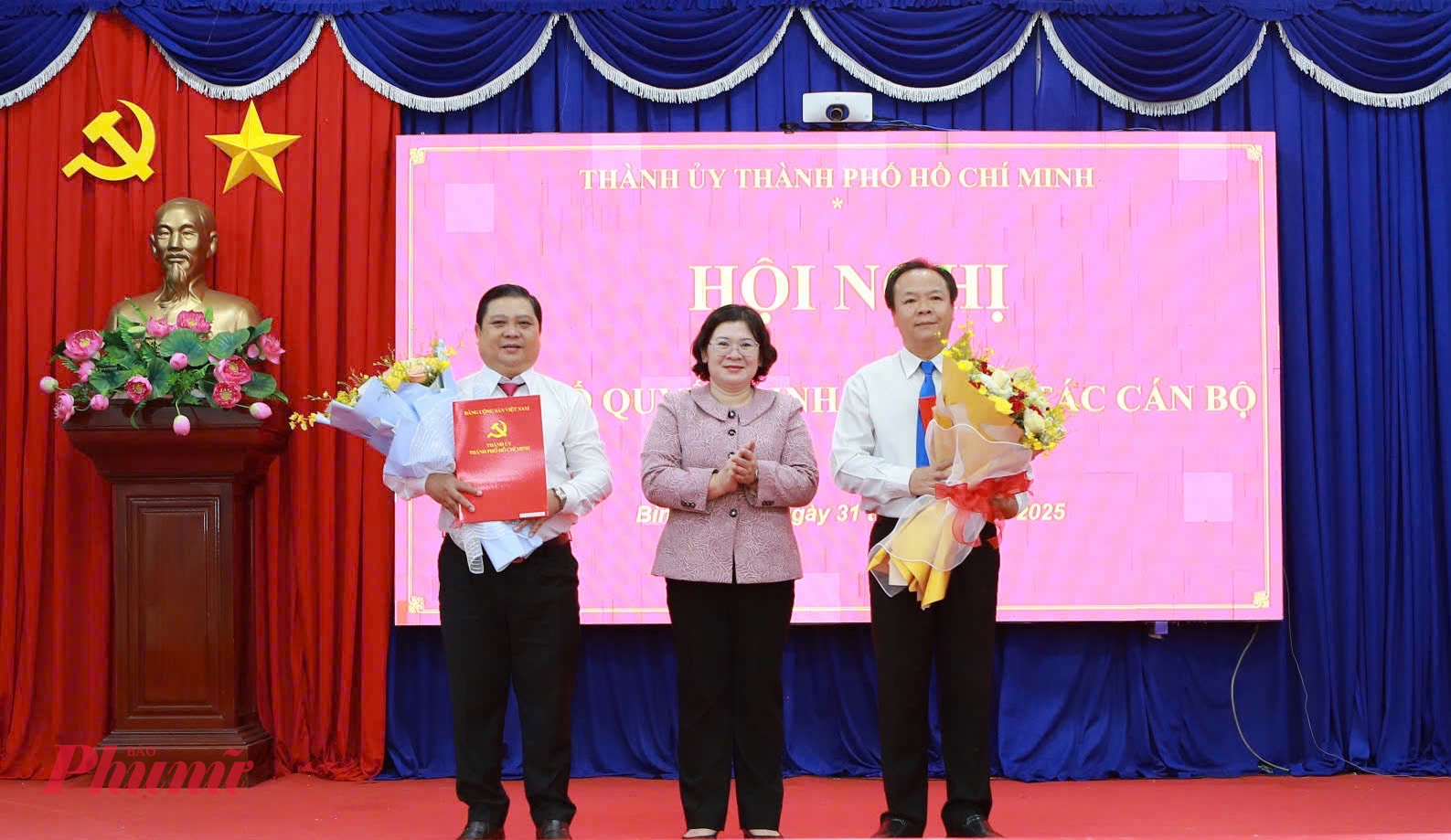 Phó bí thư Thành ủy TP.HCM Văn Thị Bạch Tuyết trao quyết định về công tác cán bộ tại phường Bình Dương - Ảnh: T.T