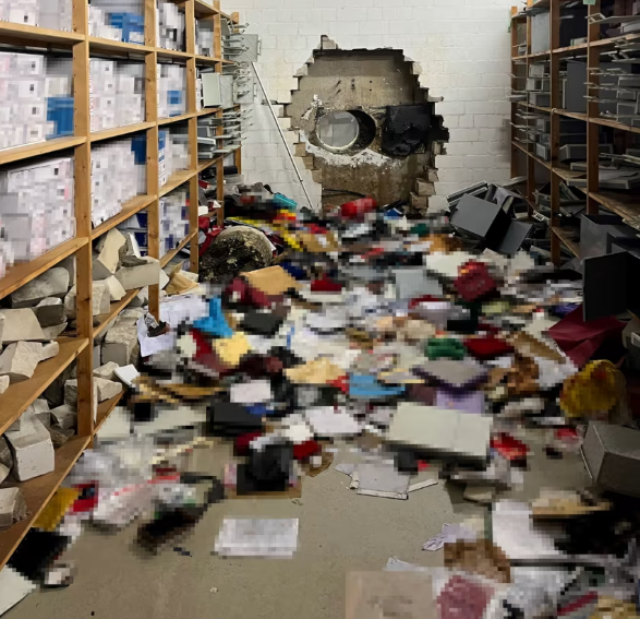 Nhu74g tên trộm đã khoan tường đột nhập va2po ngân hàng