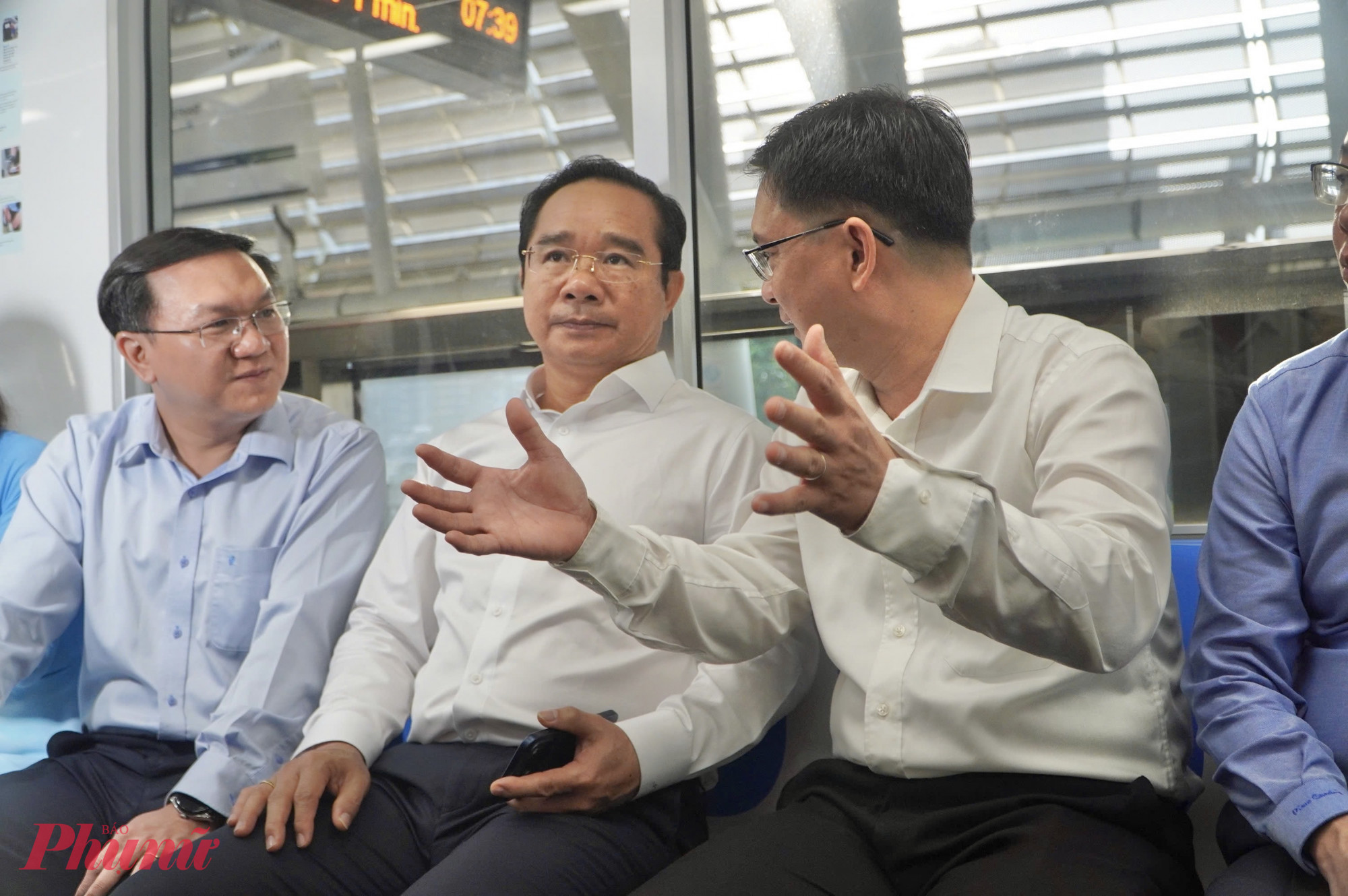 Chủ tịch UBND TP.HCM Nguyễn Văn Được cùng đoàn công tác trải nghiệm metro số 1 sáng 31/12.