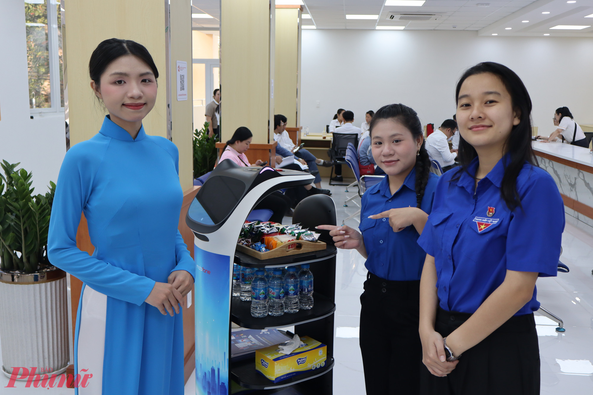 Tại Trung tâm Phục vụ Hành chính công TPHCM, robot phục vụ được đưa vào sử dụng, hỗ trợ người dân khi đến làm thủ tục - Ảnh: Thanh Tâm