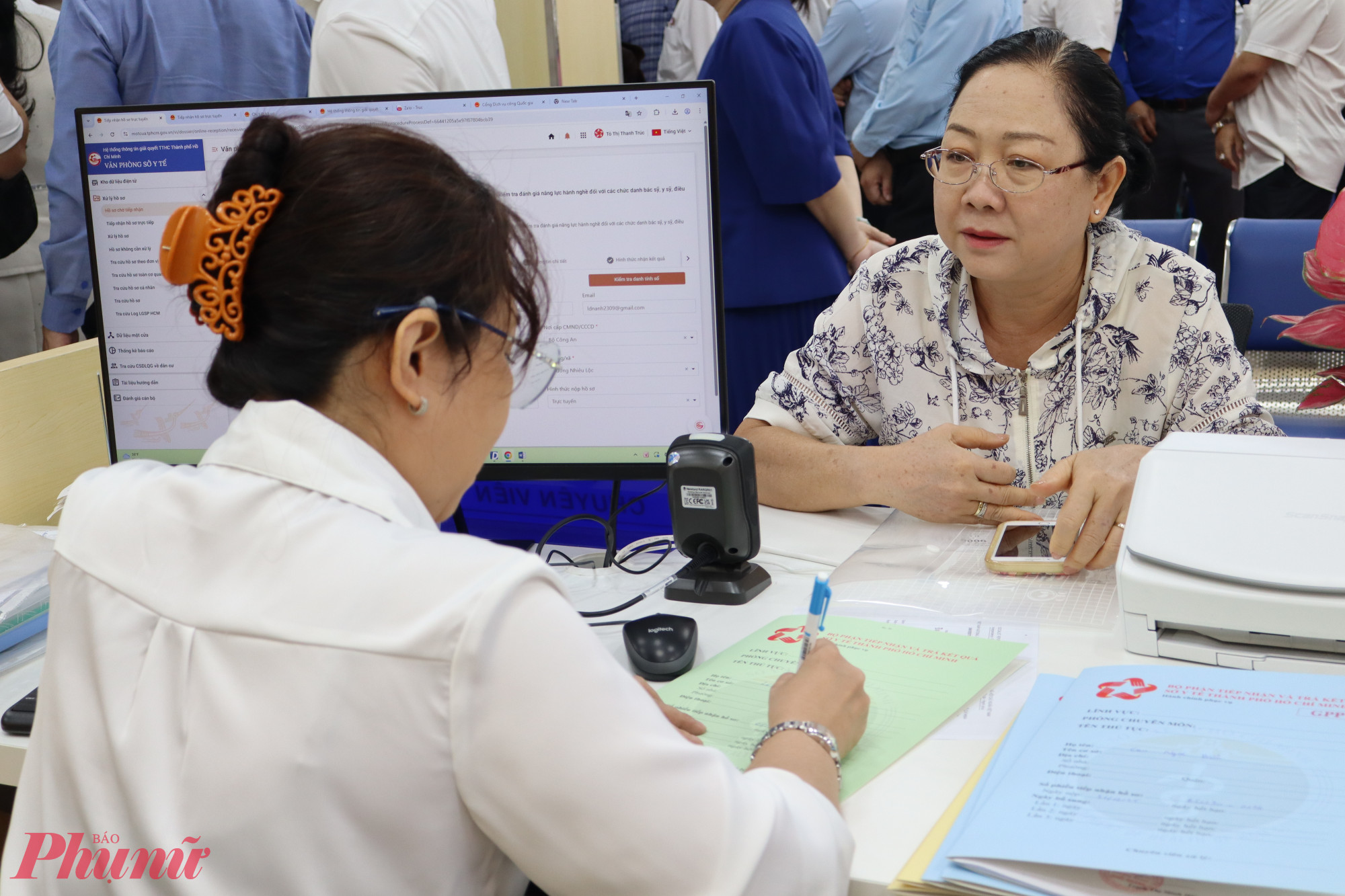 Người dân trao đổi, được giải đáp thắc mắc ngay tại quầy tiếp nhận hồ sơ của Trung tâm Phục vụ Hành chính công TPHCM - Ảnh: Thanh Tâm