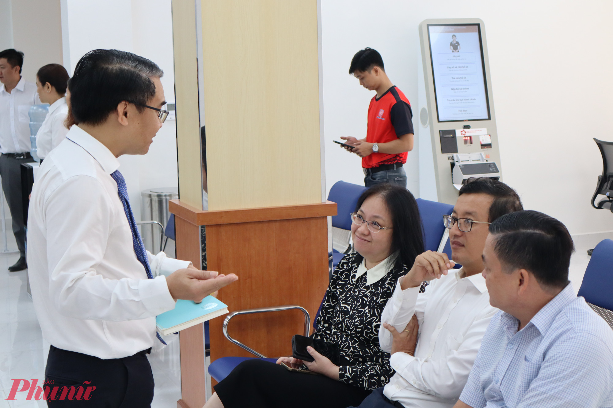 Ông Dương Văn Thơm - Phó giám đốc Trung tâm Phục vụ Hành chính công TPHCM trao đổi cùng lãnh đạo các sở ban ngày trước buổi lễ ra mắt - Ảnh: Thanh Tâm