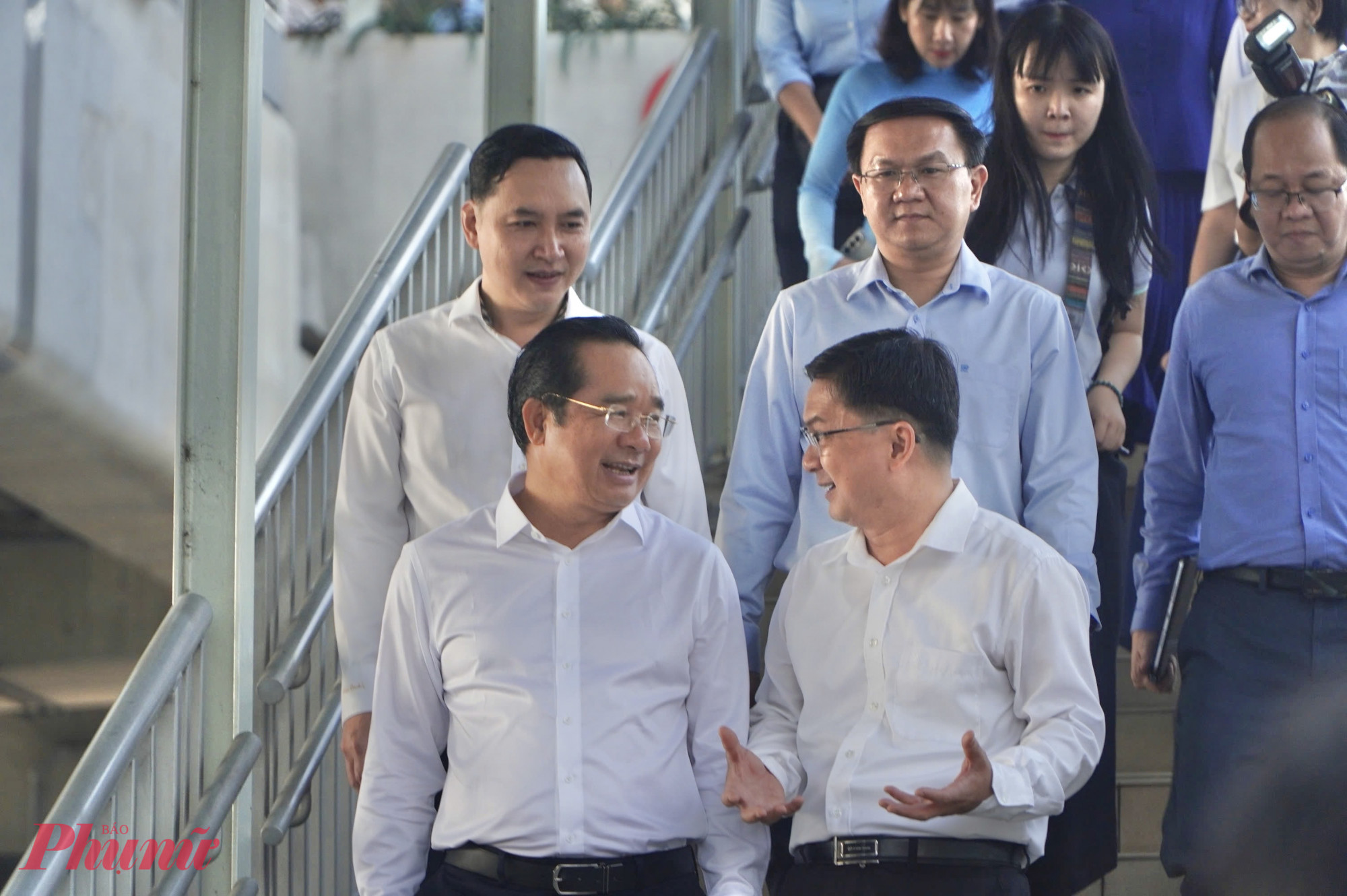 Lãnh đạo TP.HCM đi metro số 1 đến Trung tâm Phục vụ Hành chính công trong ngày đầu ra mắt - Ảnh: Thanh Tâm