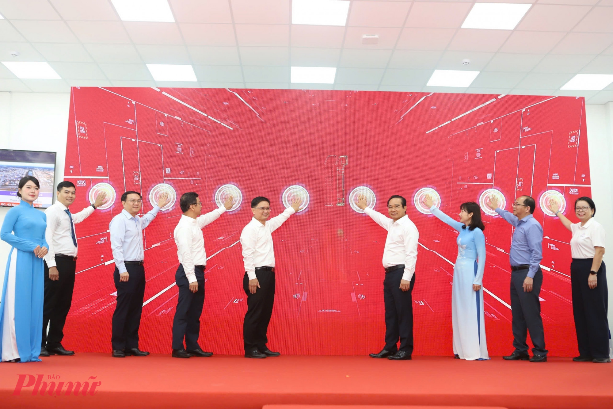 Lãnh đạo TPHCM thực hiện nghi thức bấm nút ra mắt Trung tâm Phục vụ Hành chính công TPHCM - Ảnh: Thanh Tâm