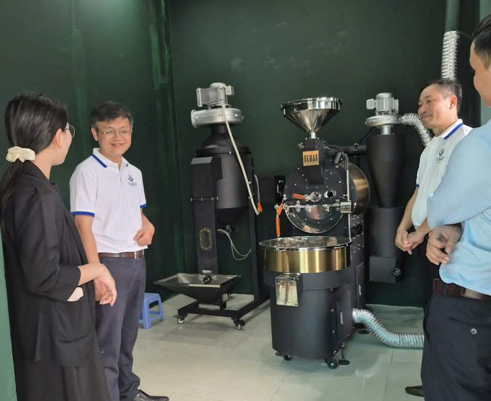 Một dây chuyền rang xay cà phê của TUBAT - Ảnh: Ngọc Anh