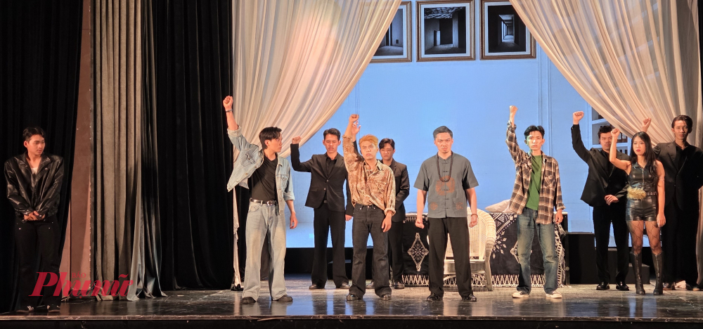 Đại ca mình đi đâu thế? với sự góp mặt của toàn diễn viên trẻ đang được đào tạo tại Sân khấu Kịch Hồng Vân - Ảnh: Ngọc Tuyết