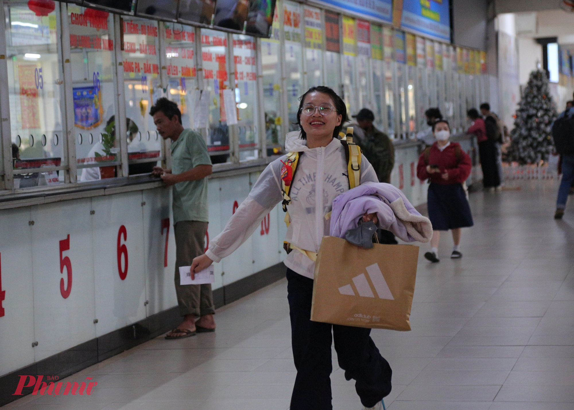 Không khí tất bật, vội vã bao trùm từ ngoài đến trong bến xe Miền Đông.