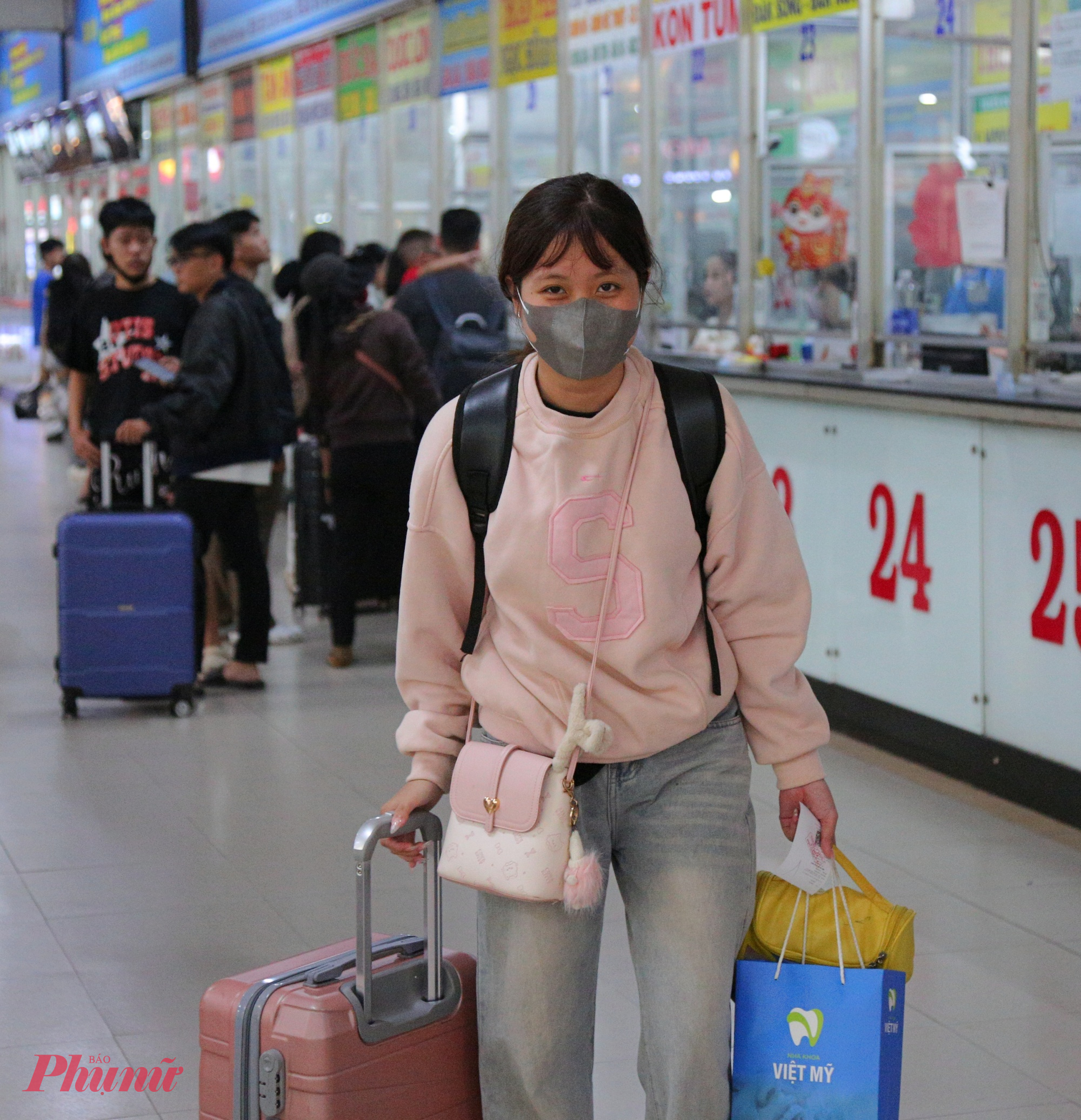 Bạn Trâm (sinh viên ở TPHCM, quê Đắk Nông) phấn khởi chia sẻ: “Em rất vui vì được nghỉ Tết Dương lịch 4 ngày, có thời gian ở bên gia đình hơn. Lâu rồi cũng chưa về thăm nhà nên tranh thủ dịp này em về quê đón năm mới với ba mẹ luôn. Do kẹt xe nên em đi sớm hơn 30 phút, may mắn đến kịp chuyến xe xuất bến”