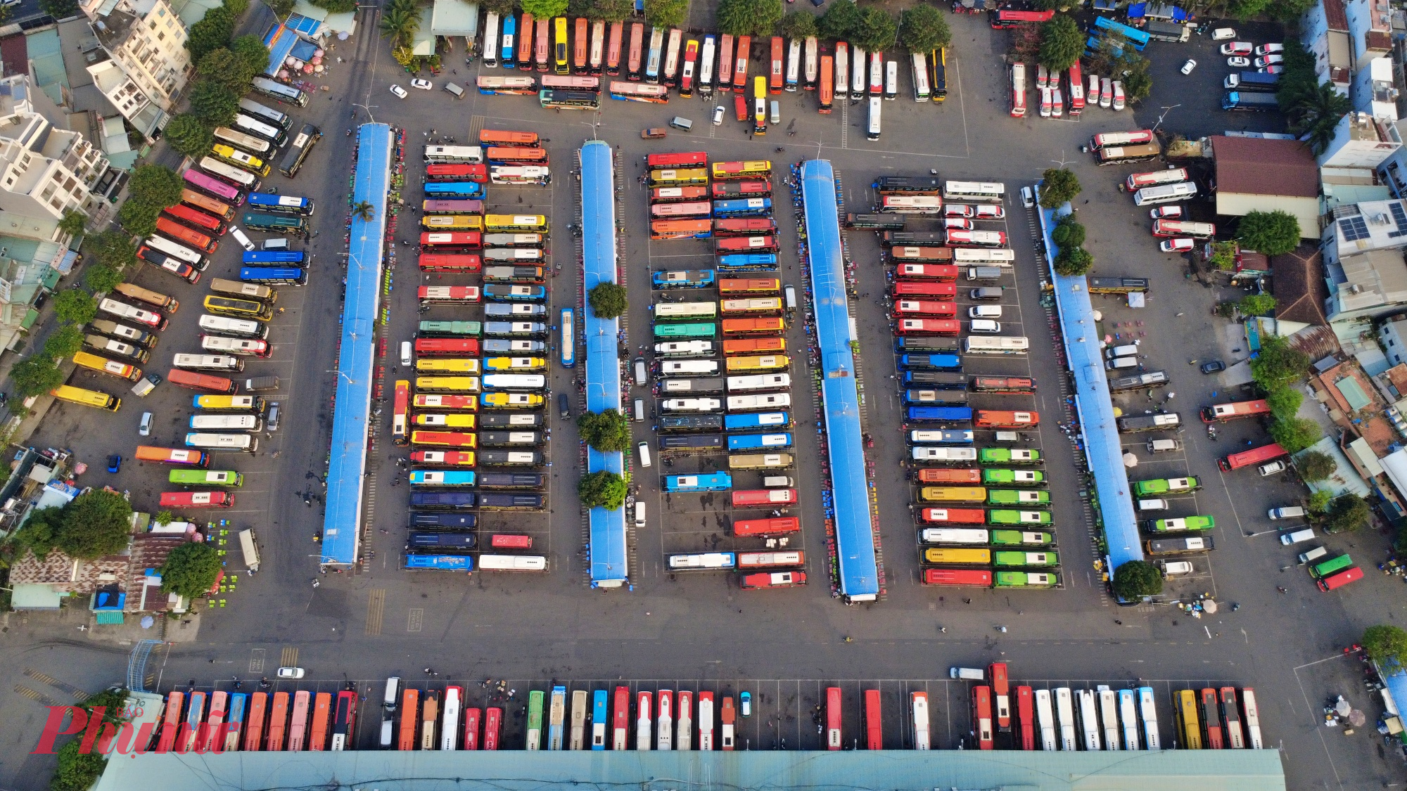 Bên trong bến xe, không khí càng trở nên nhộn nhịp khi hàng trăm chiếc xe khách xếp hàng ngay ngắn chờ khách lên xe để xuất bến. 