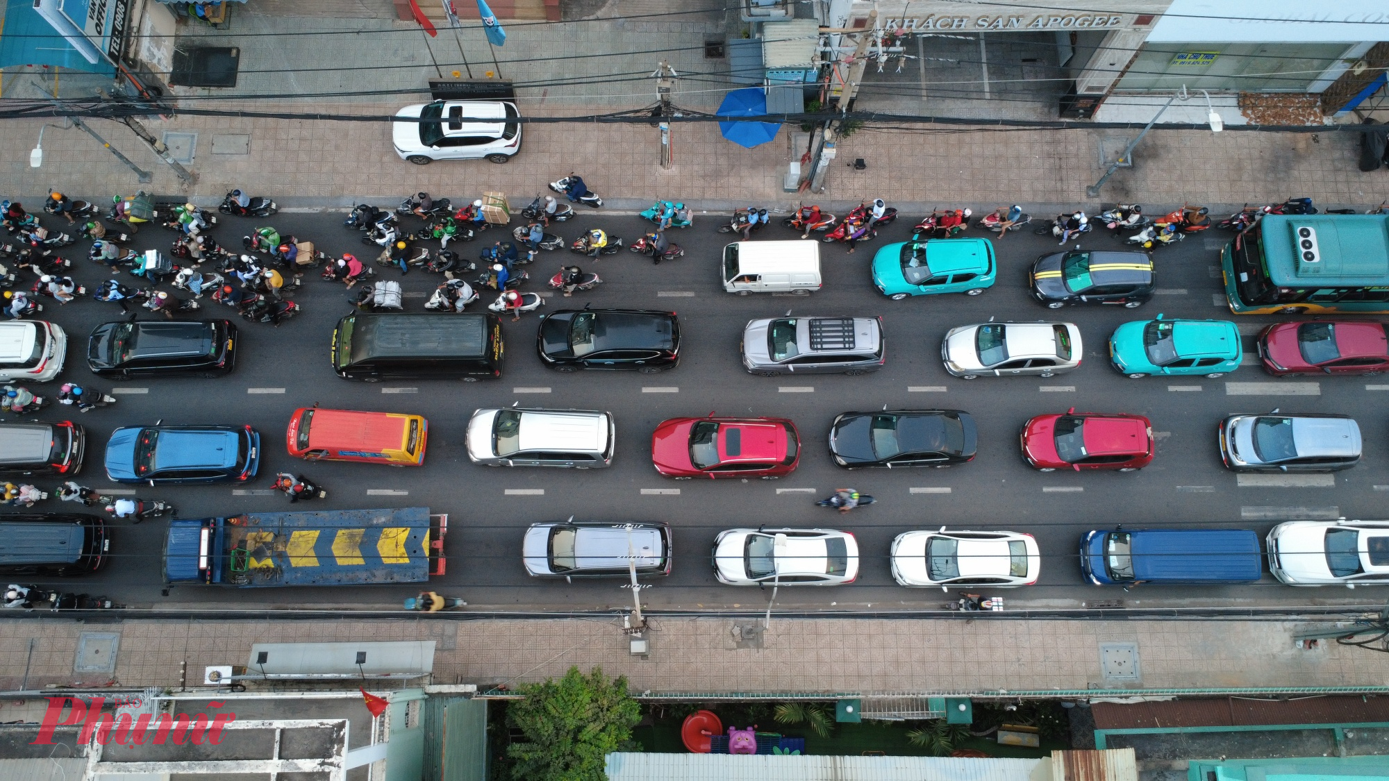 Phương tiện nhích từng chút trên đường Đinh Bộ Lĩnh n