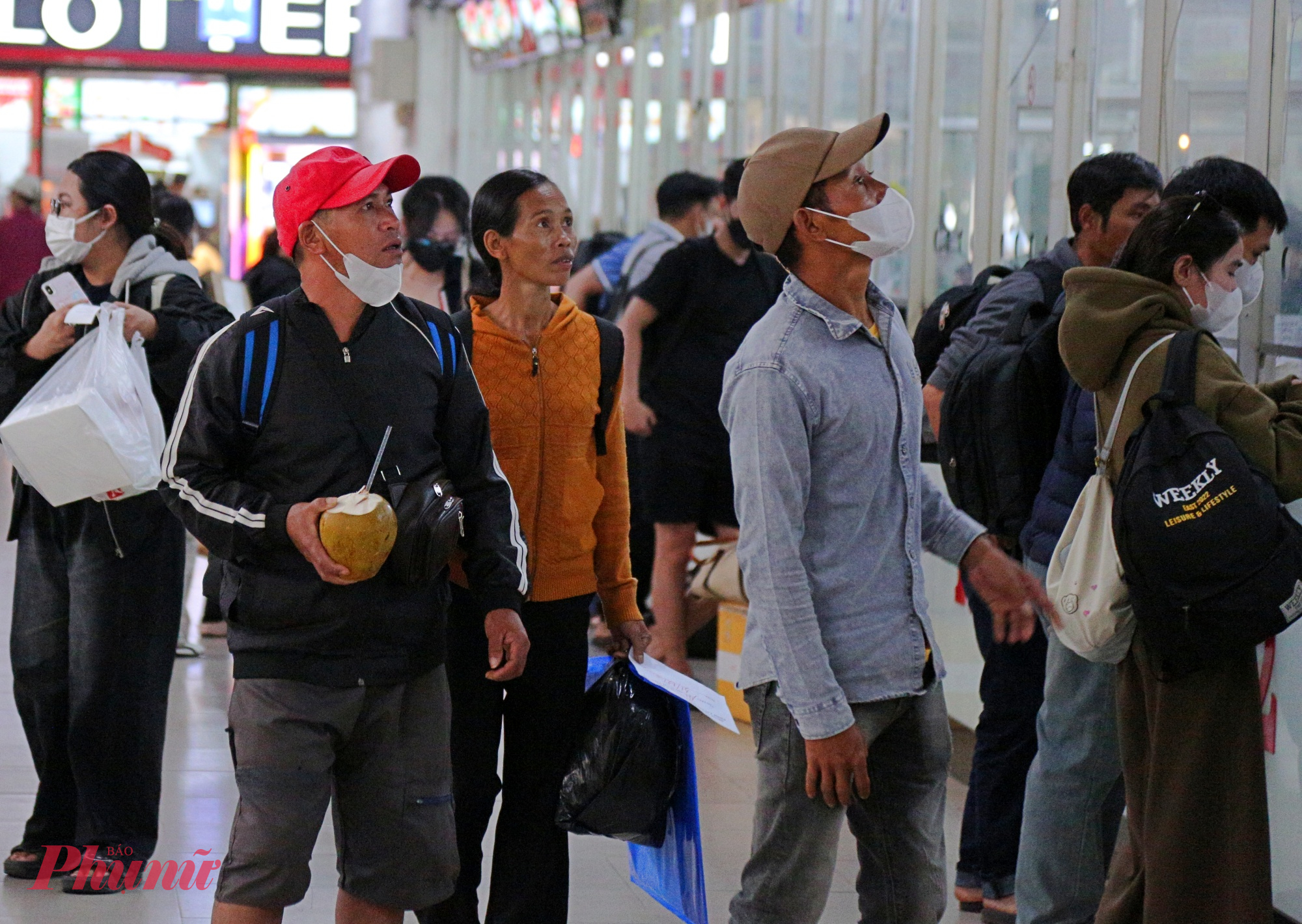 Một số người lao động tranh thủ dịp Tết Dương lịch dài ngày cũng ra bến xe mua vé về quê