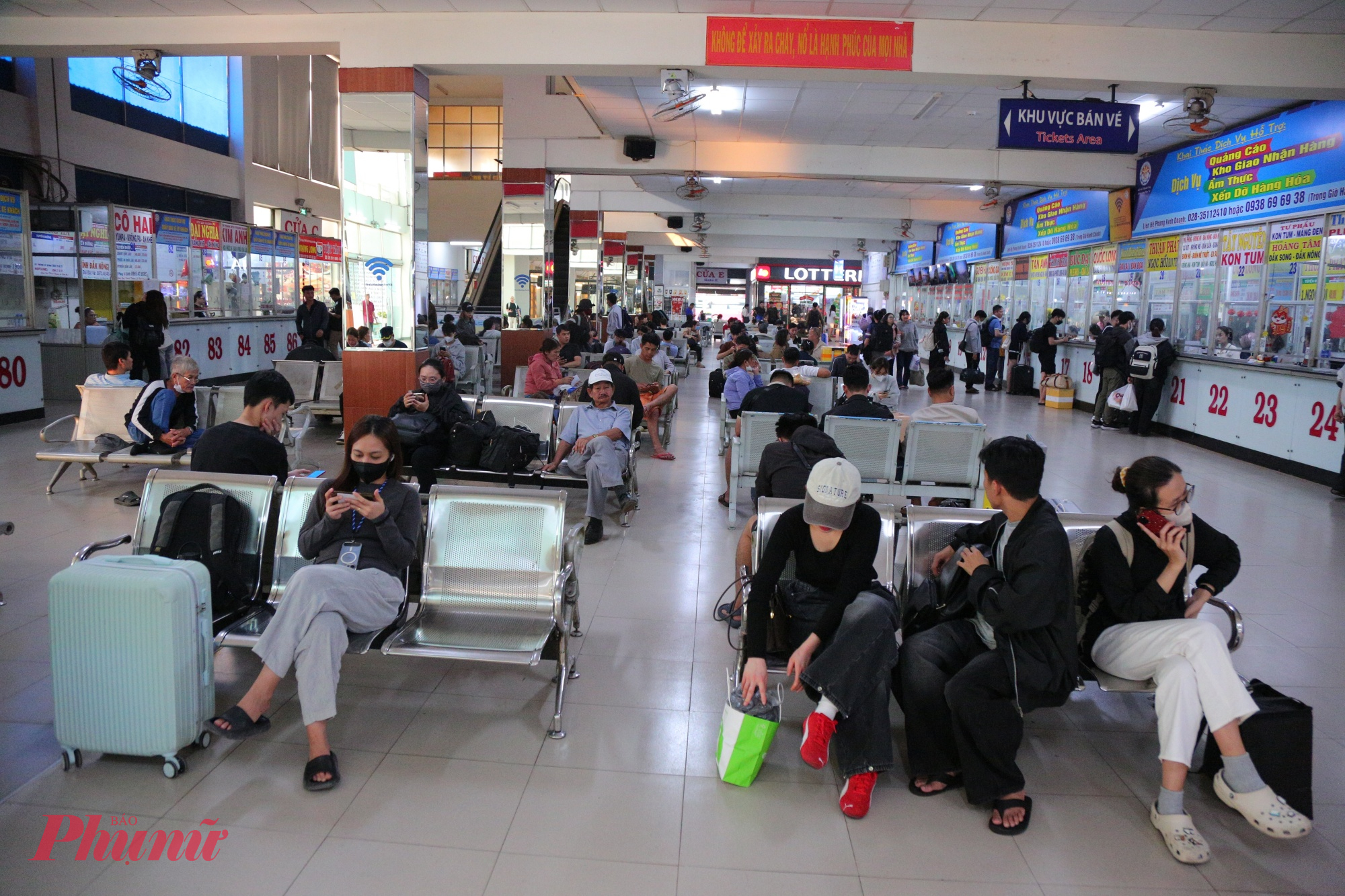 Các sảnh chờ chật kín hành khách, đa phần là công nhân, sinh viên, người lao động xa quê tranh thủ về sum họp gia đình trong dịp Tết Dương lịch.