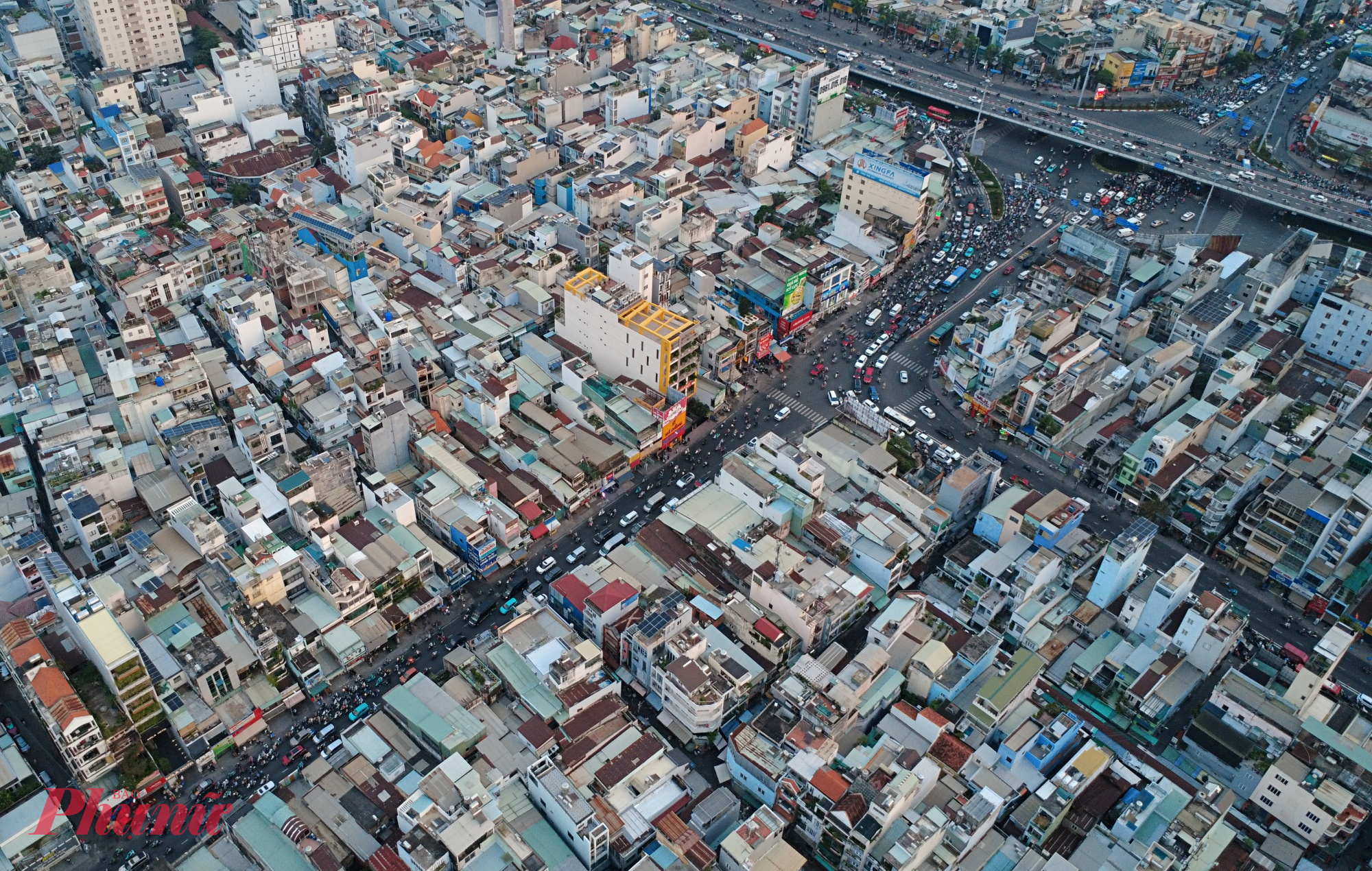 Không khí tất bật, vội vã bao trùm khu vực cửa ngõ phía Đông thành phố trong những giờ cuối cùng của năm cũ.